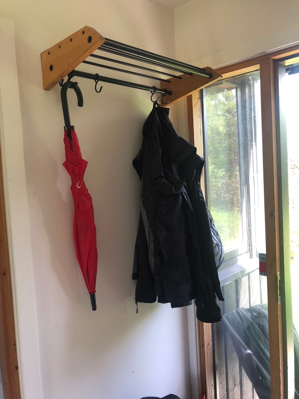 Hattehylle og knagg i entréen Galleribilde