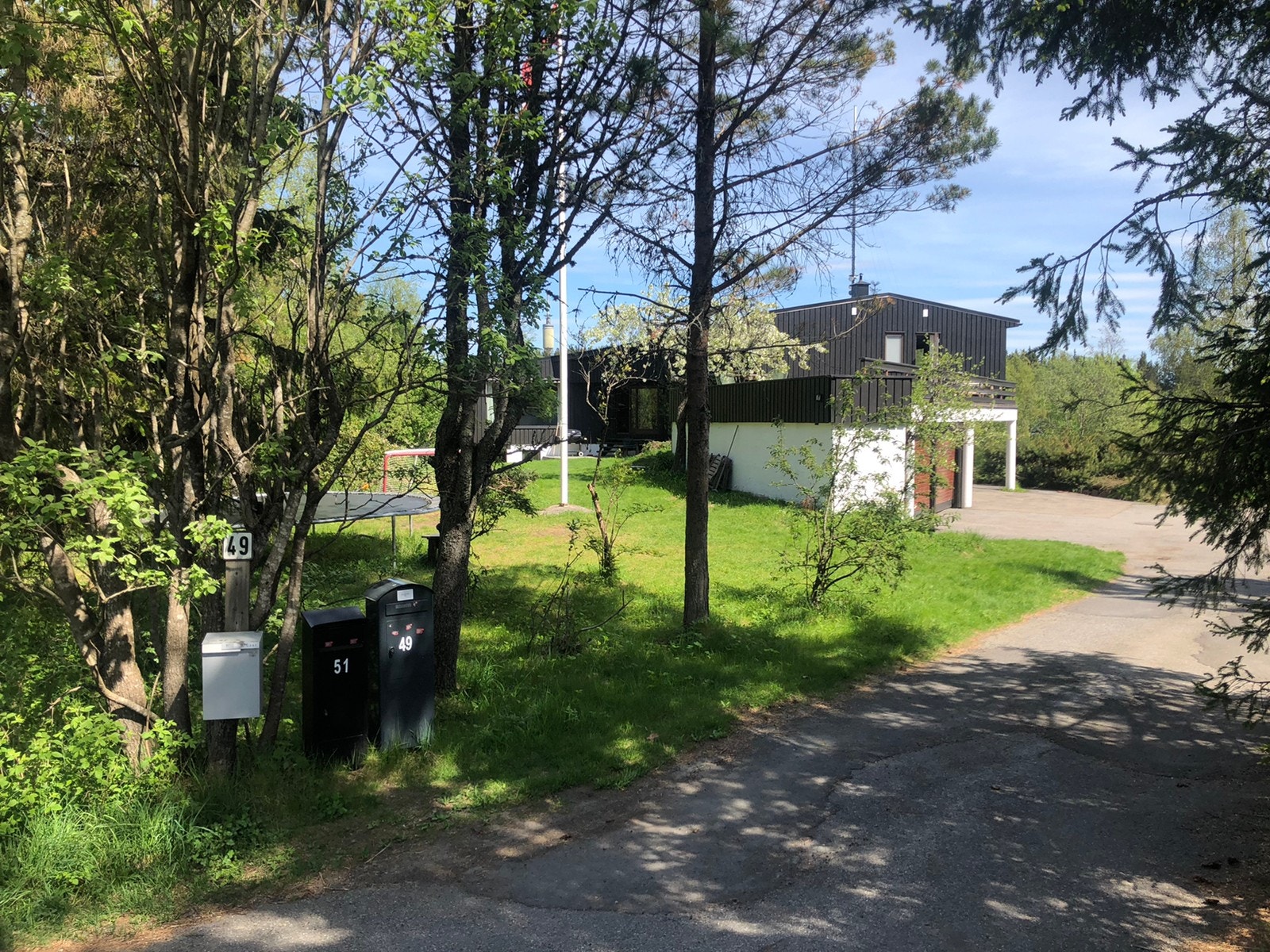 Innkjøring til huset sommer Galleribilde