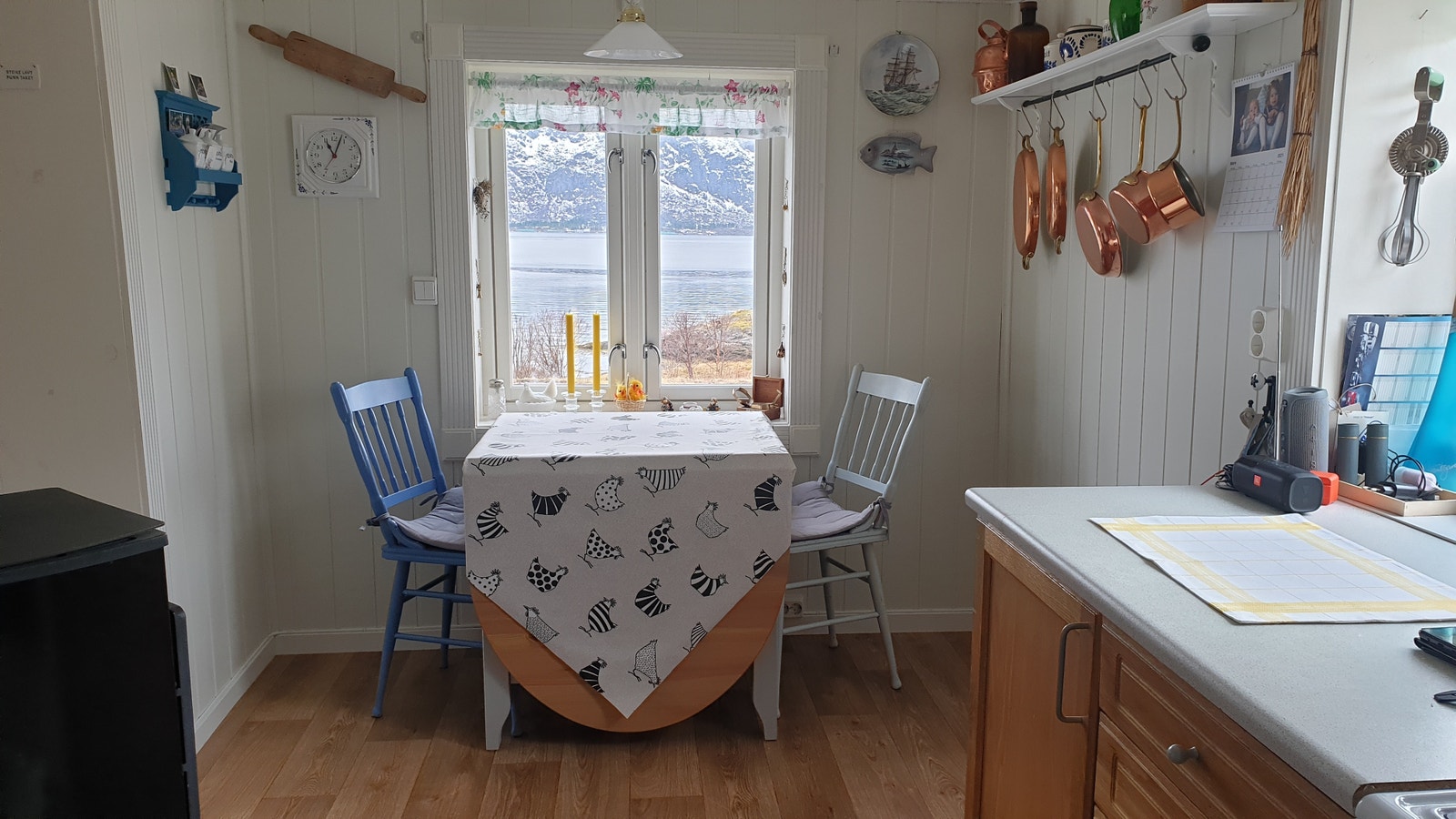 Kjøkkenbord med to klaffer, det fins stoler til 6 personer Galleribilde