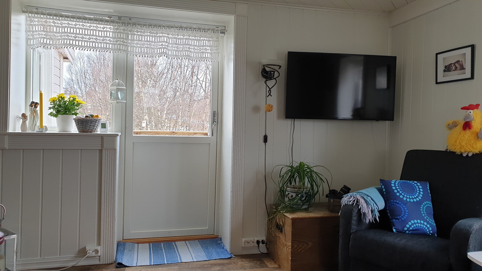 Stue med tv og utgang til altan og vinterhage Galleribilde