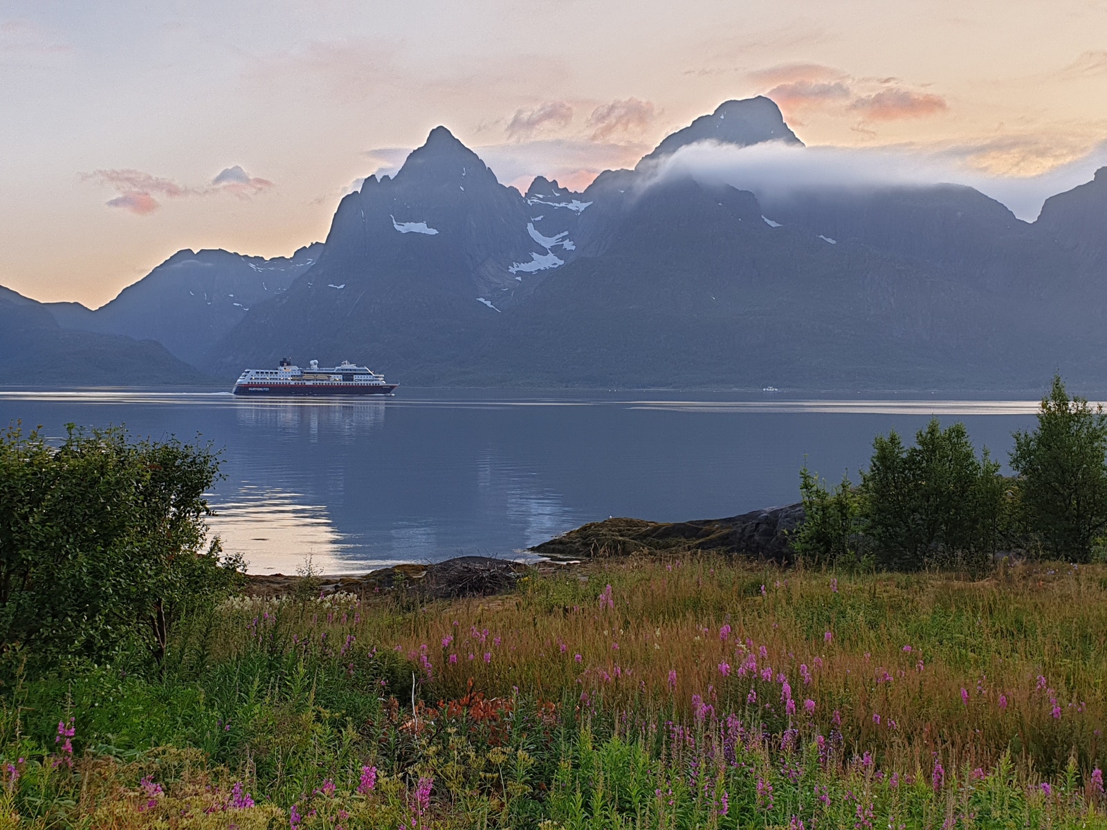 Hurtigruta seiler forbi to ganger i døgnet Galleribilde