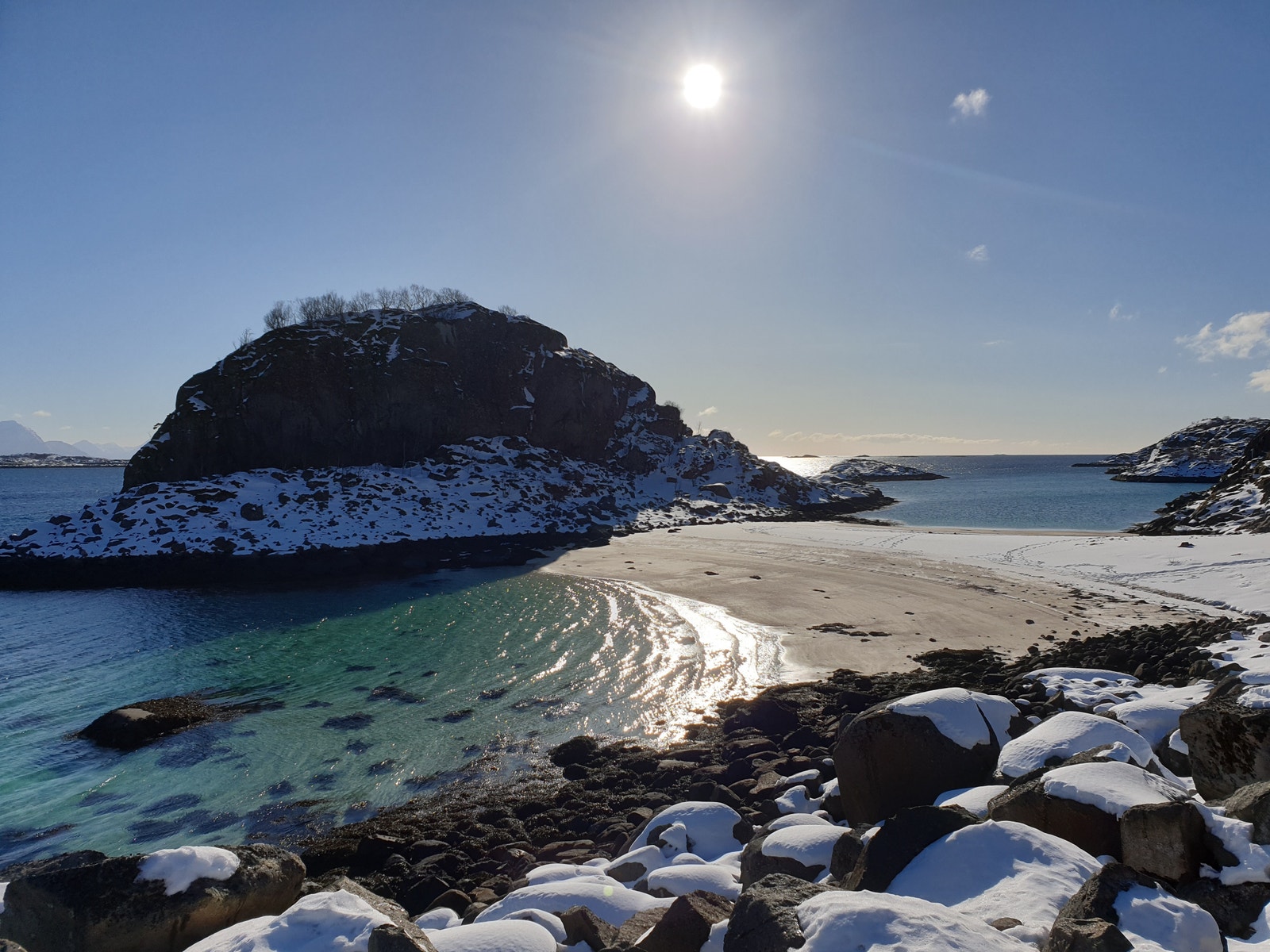 Trollskarsanden.
Denne stranda kan du nyte etter en 8 km lang sykkel-, bil- eller gåtur fra oss. Galleribilde