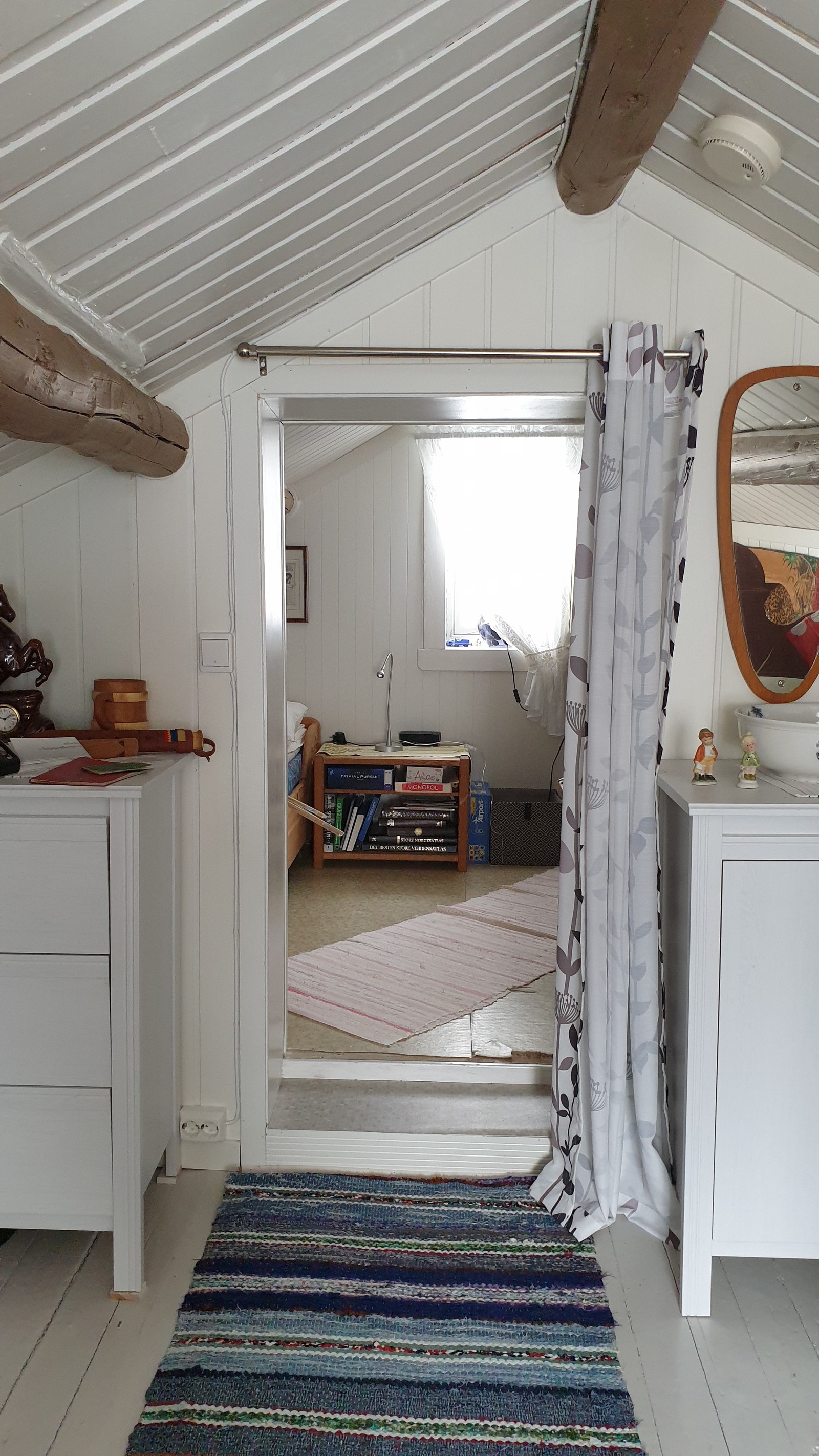 Åpning mellom rommene på loftet med forheng Galleribilde