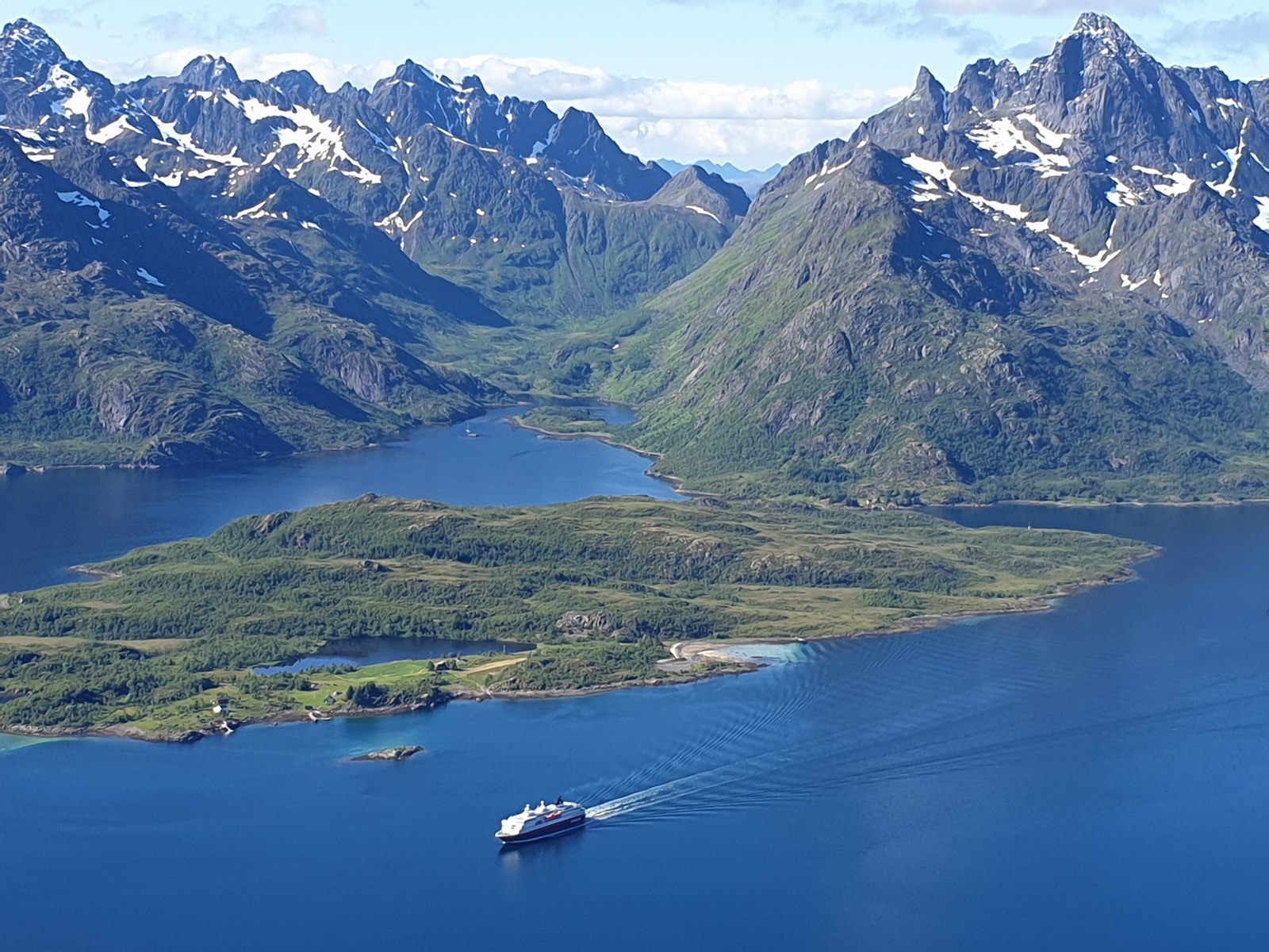 Hurtigruta på tur sør igjennom Raftsundet Galleribilde