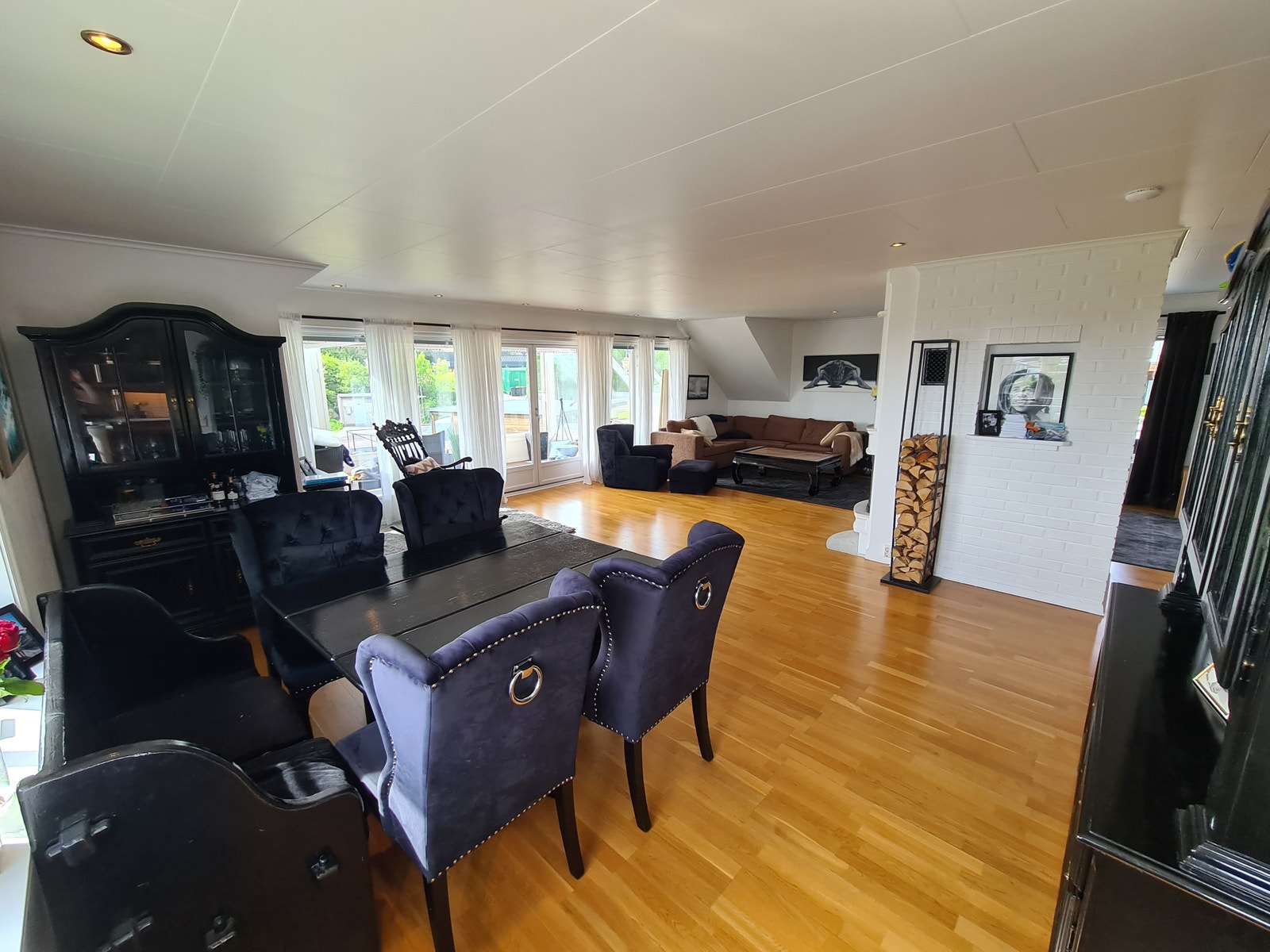 Hyggelig spisestue med plass til mange. Galleribilde