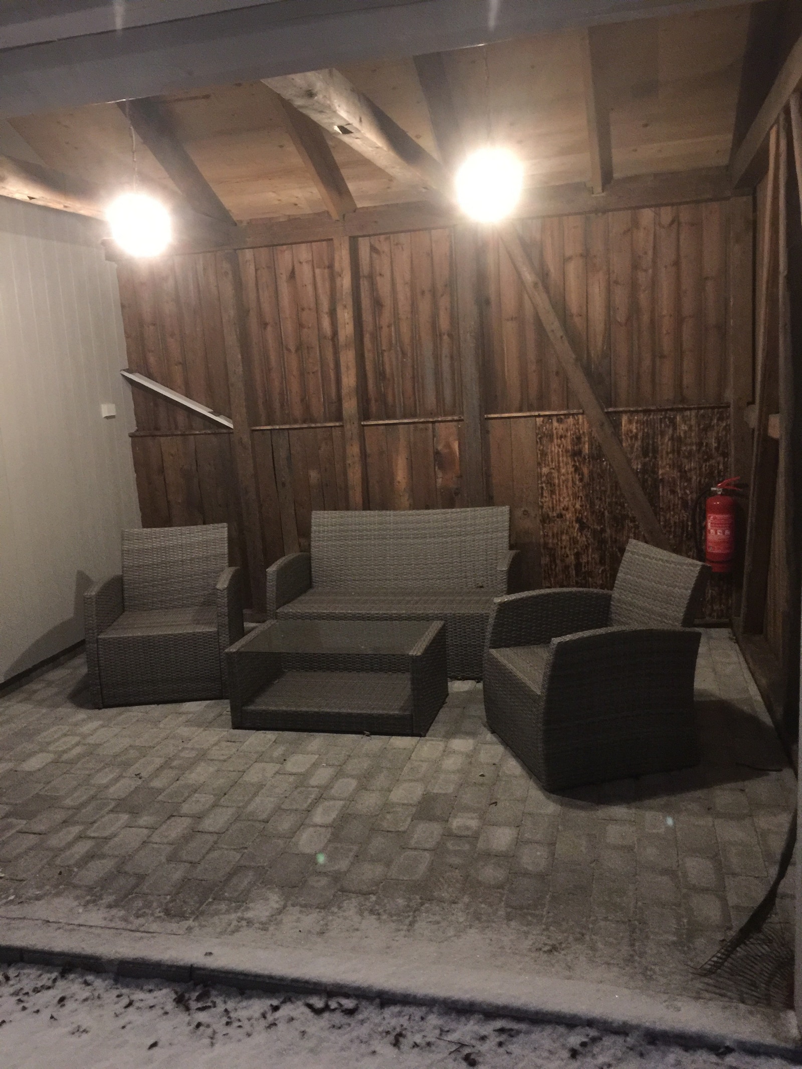 uteplass (felles) uthus ved siden av boder. Galleribilde