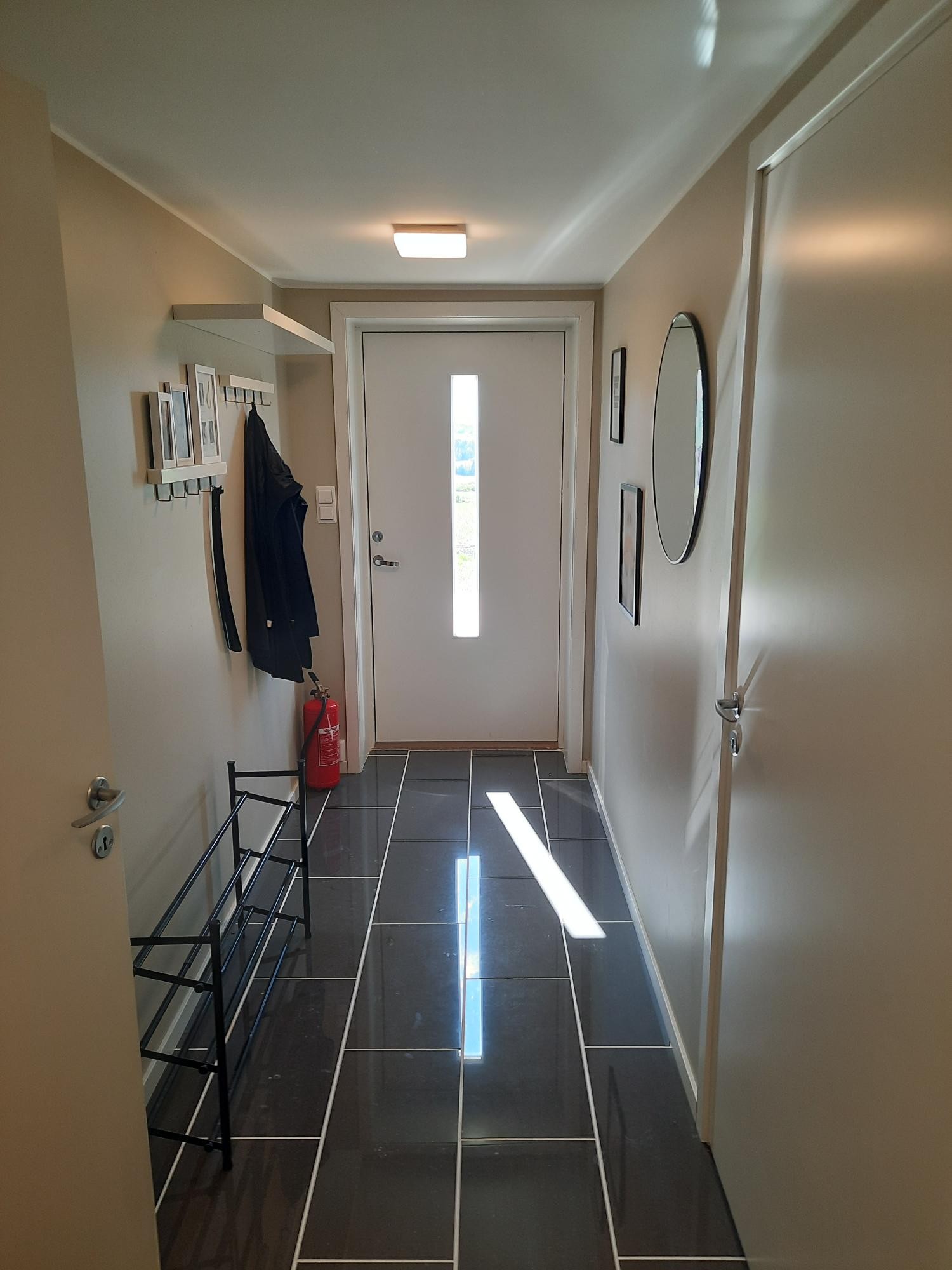 Gang,oppheng til klær til vestre Galleribilde