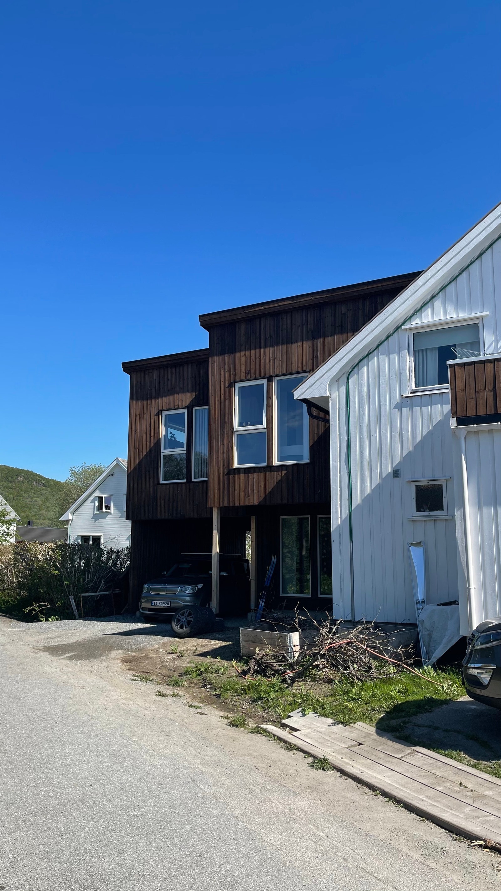 Treroms leilighet, i brun del av huset. Galleribilde