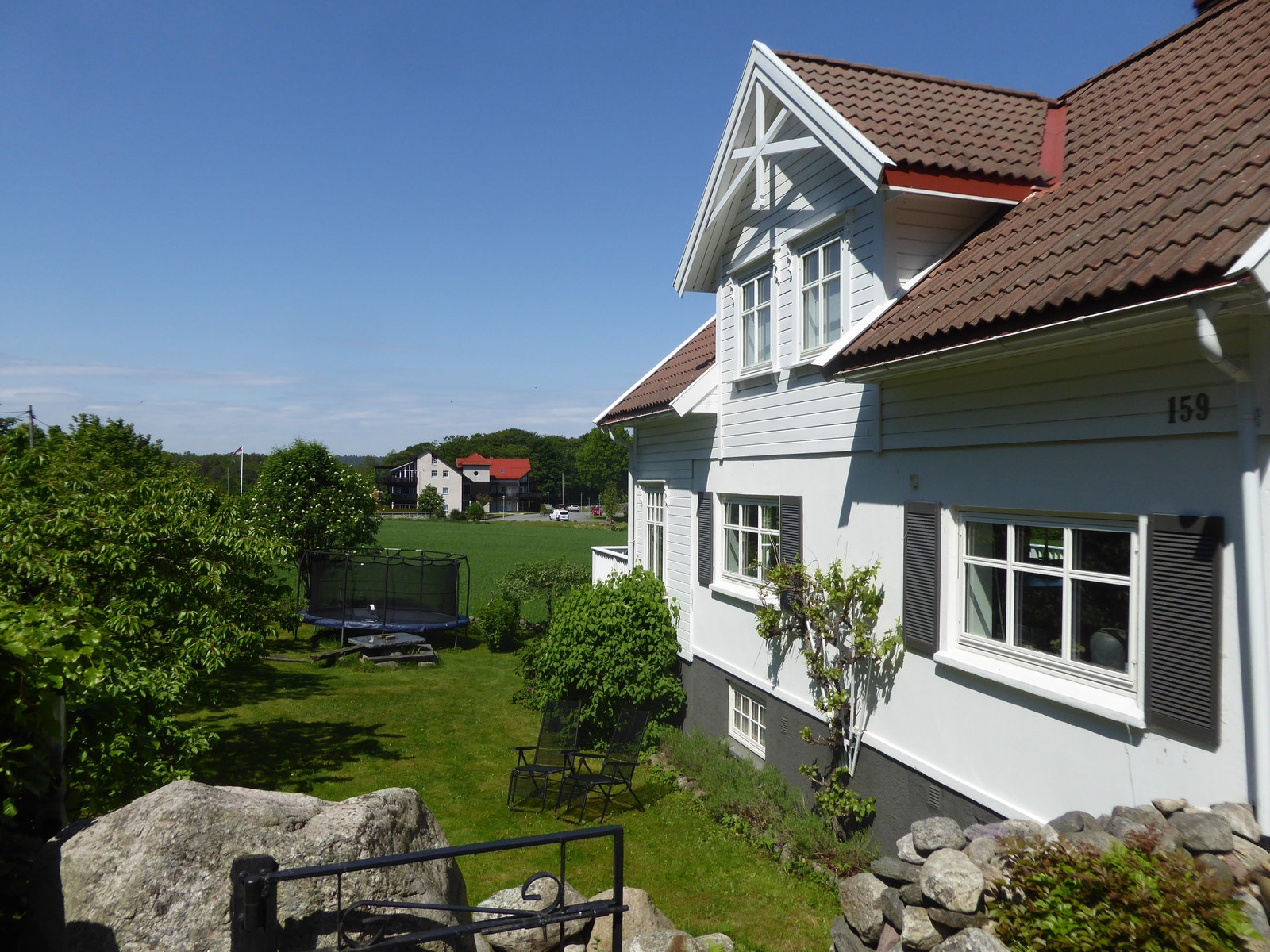 Huset og hagen Galleribilde