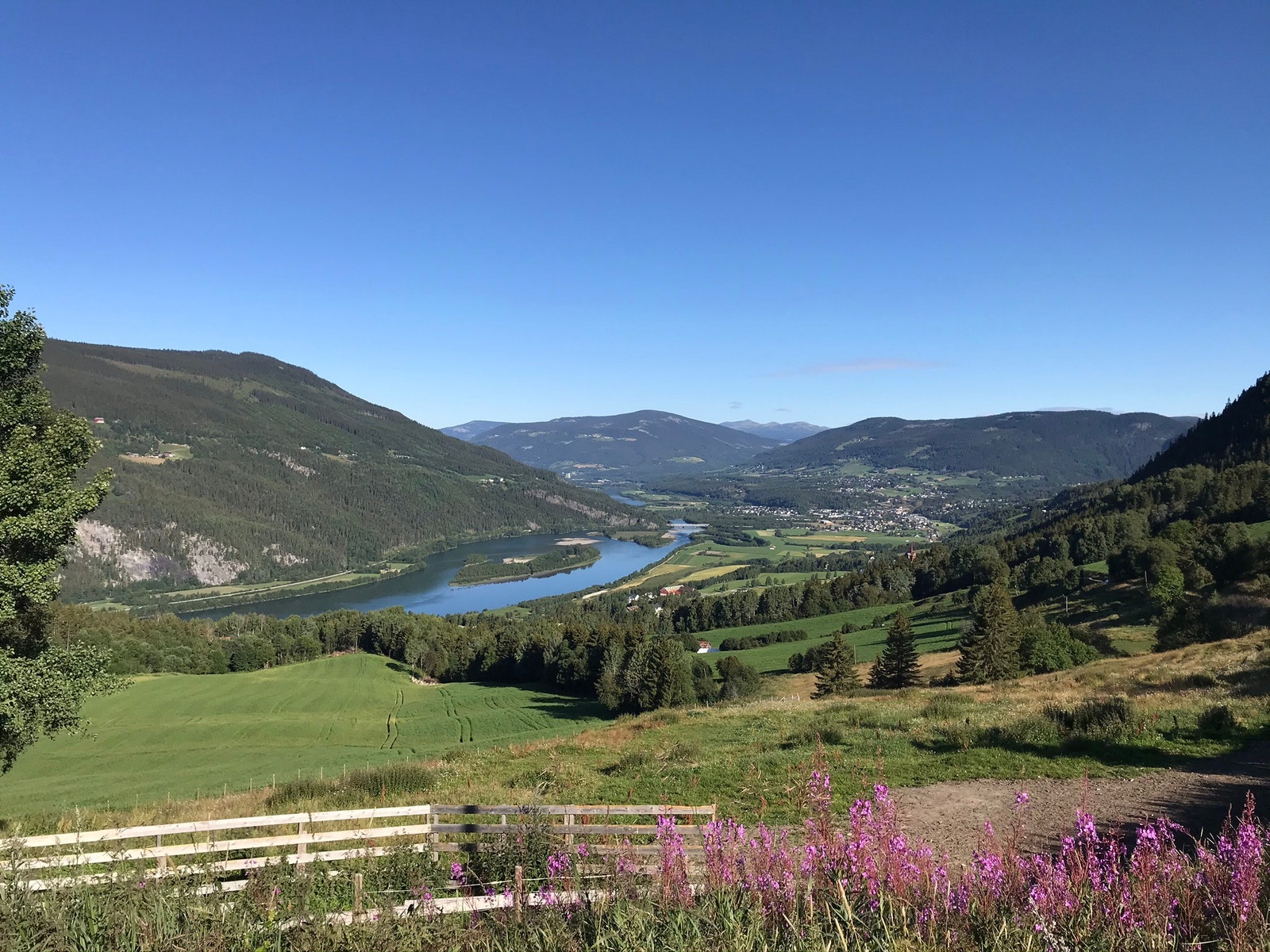 Utsikten fra veien på ned til Ringebu med butikker, stavkirke, kafe osv. Galleribilde