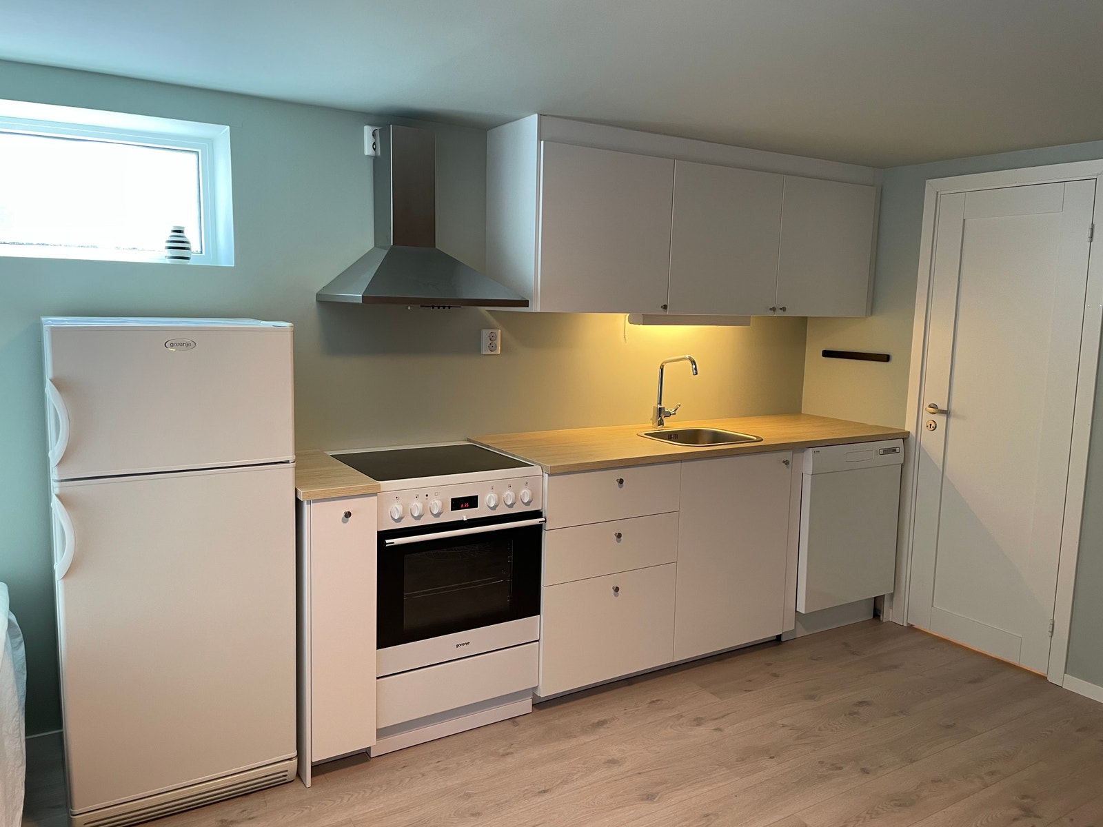 Kjøkken med god skapplass. Oppvaskmaskin og kjøleskap m frys. Galleribilde