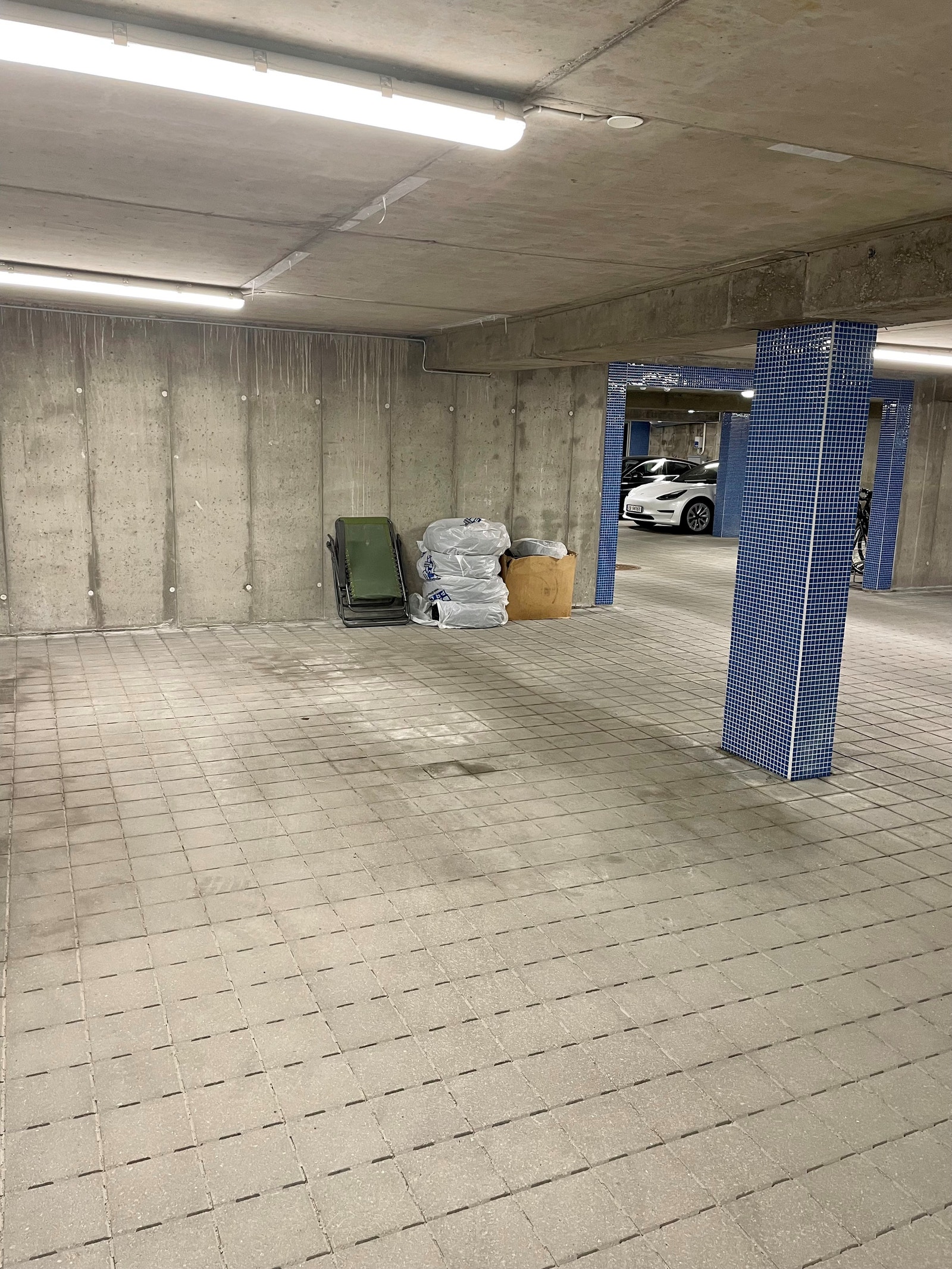 Parkeringsplass garasje Galleribilde