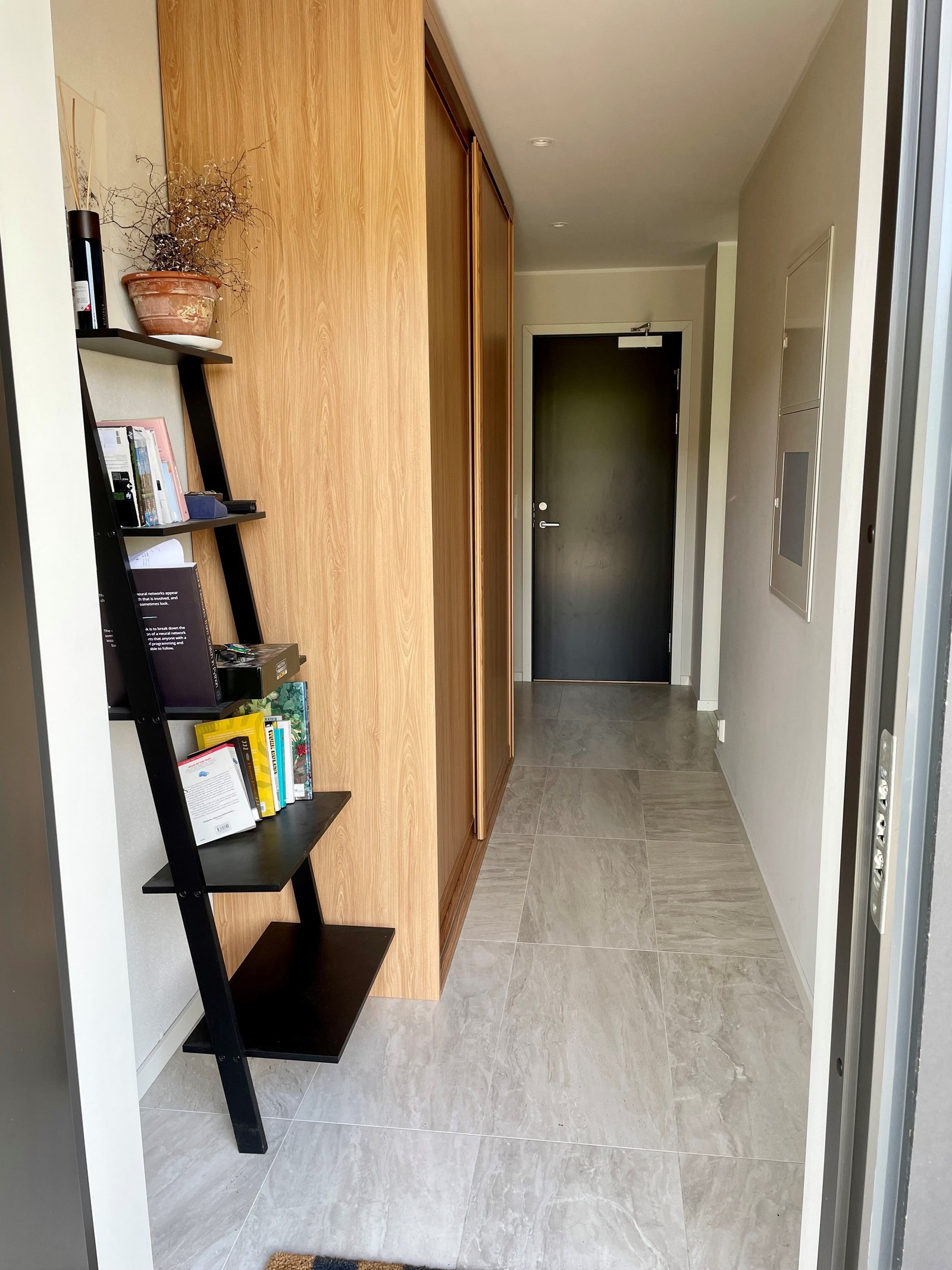 Entrè med garderobeskap Galleribilde