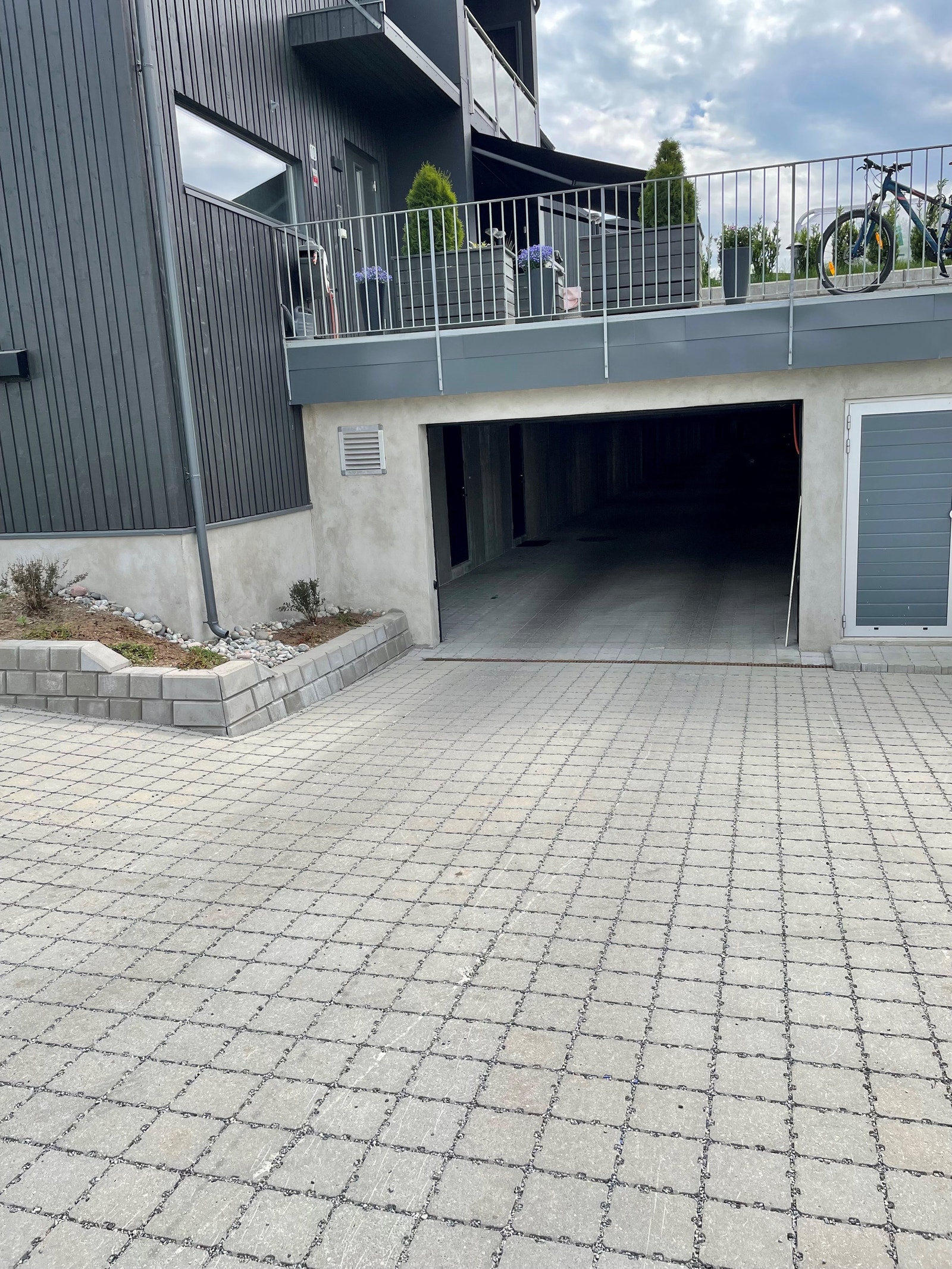 Innkjøring til garasje Galleribilde