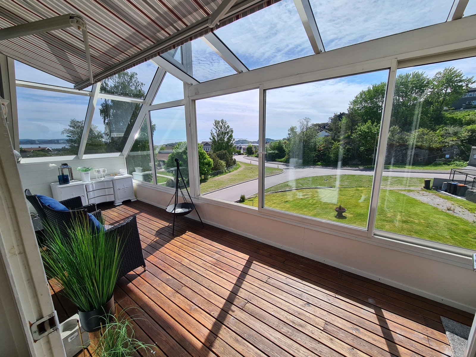 Glassveranda utenfor stuen, vendt ut mot Stavern og havet. Galleribilde