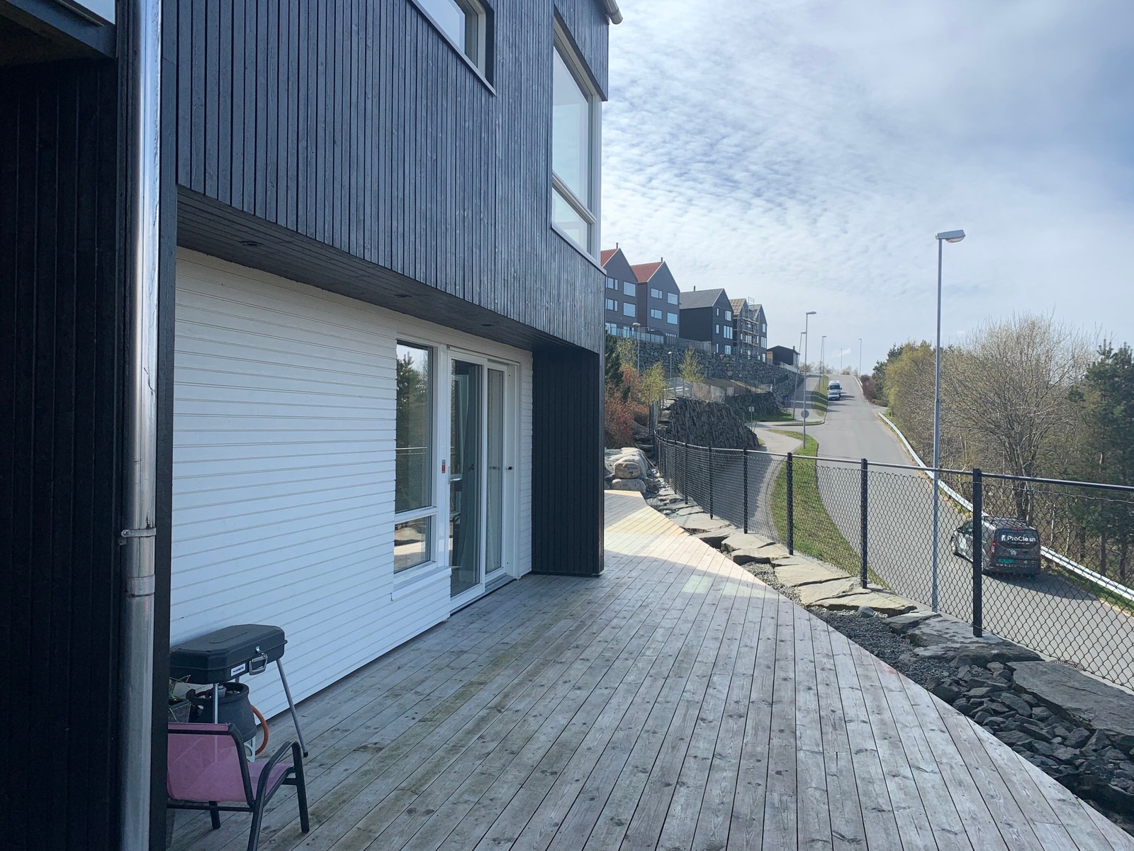 Utgang til terasse som ligger på fremsiden av leiligheten og følger med utleiedelen Galleribilde