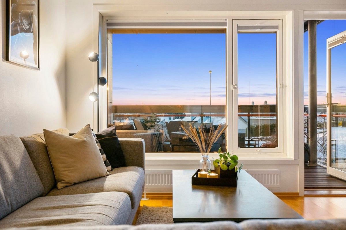 Stue med god utsikt over Hafrsfjord Galleribilde