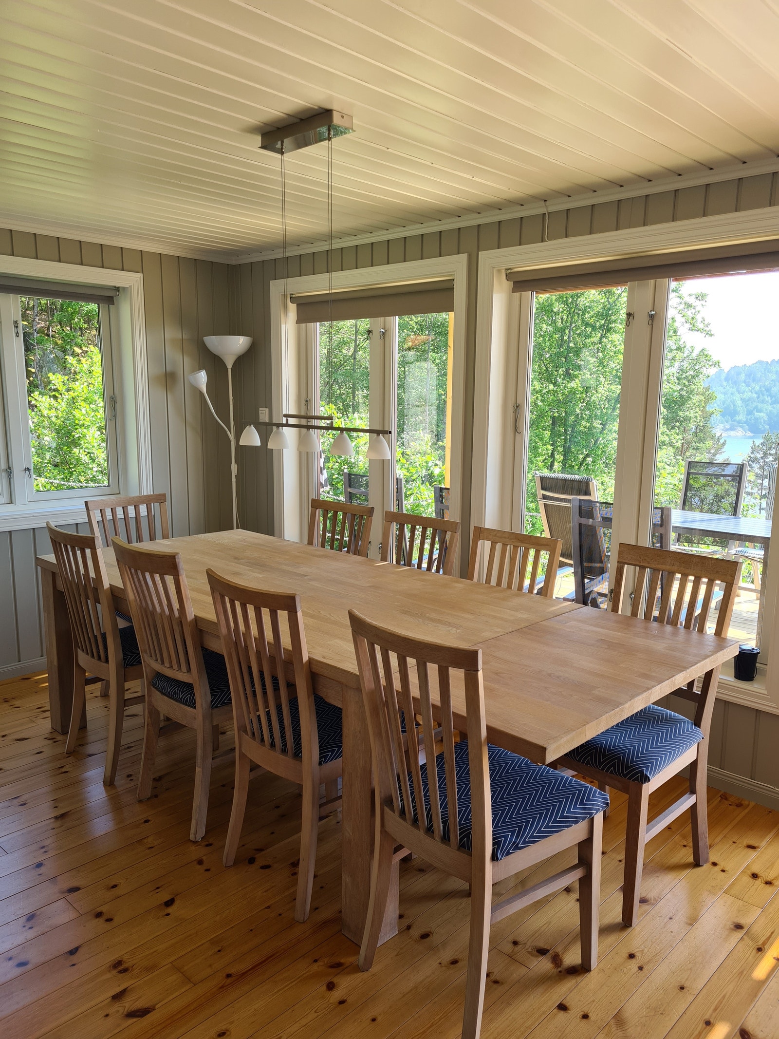 Spiseplass på kjøkkenet. Galleribilde