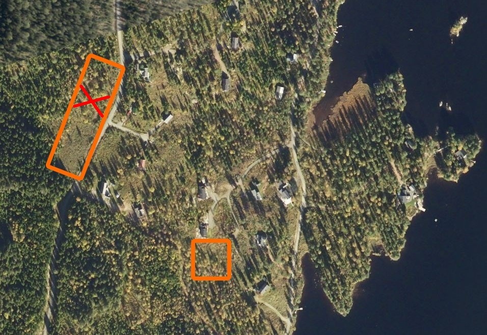 Flyfoto med de tre hyttetomtene markert. Tomt krysset ut i rødt er solgt. Festetomt nærmere vannet er også tilgjengelig. Galleribilde