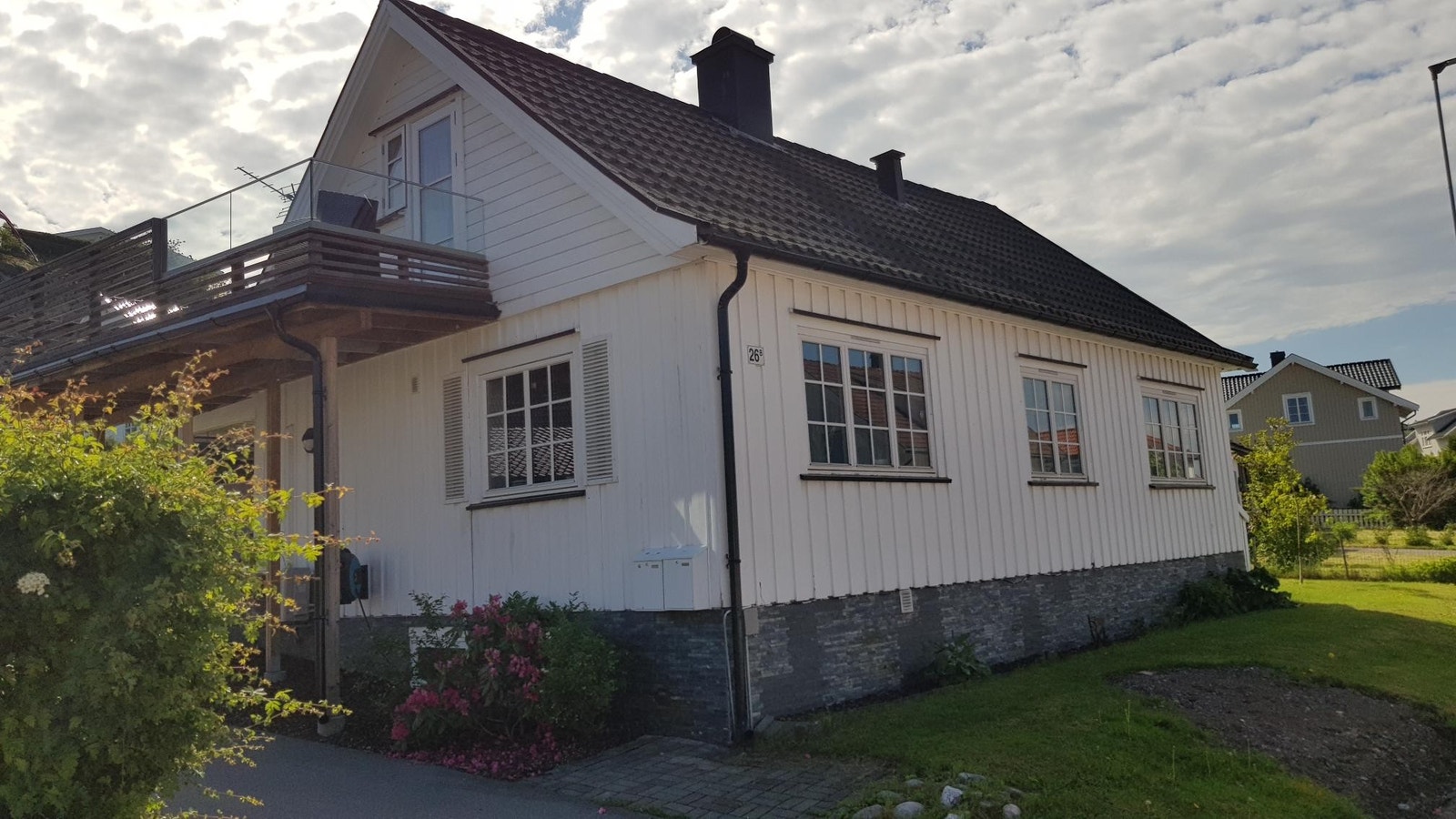 Nye vinduer, kledning og isolasjon mot gata. Galleribilde