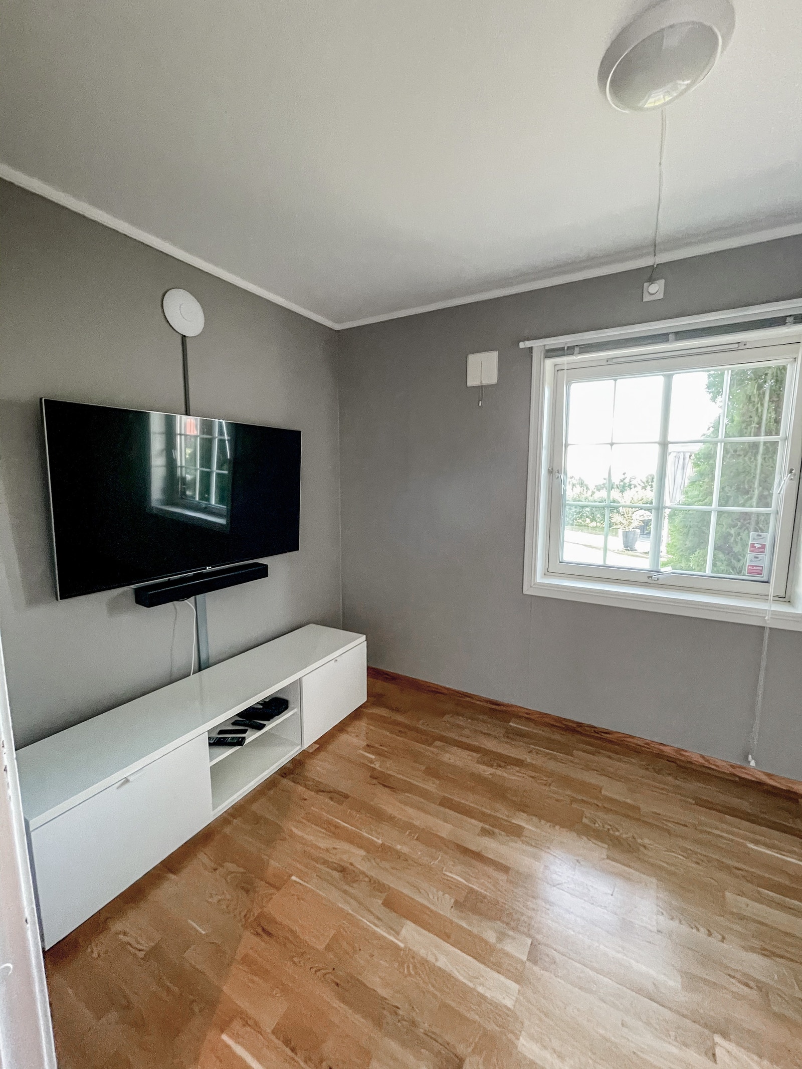 Stue med TV og TV benk Galleribilde