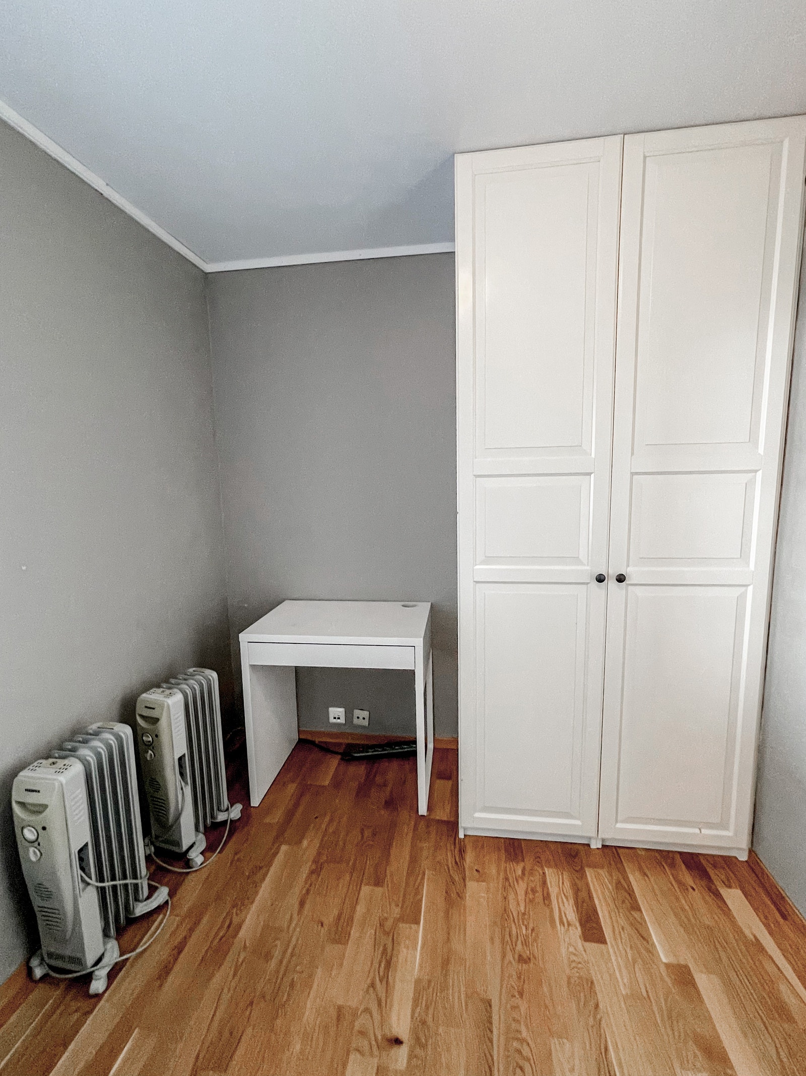 Skrivepult og skap på soverom Galleribilde