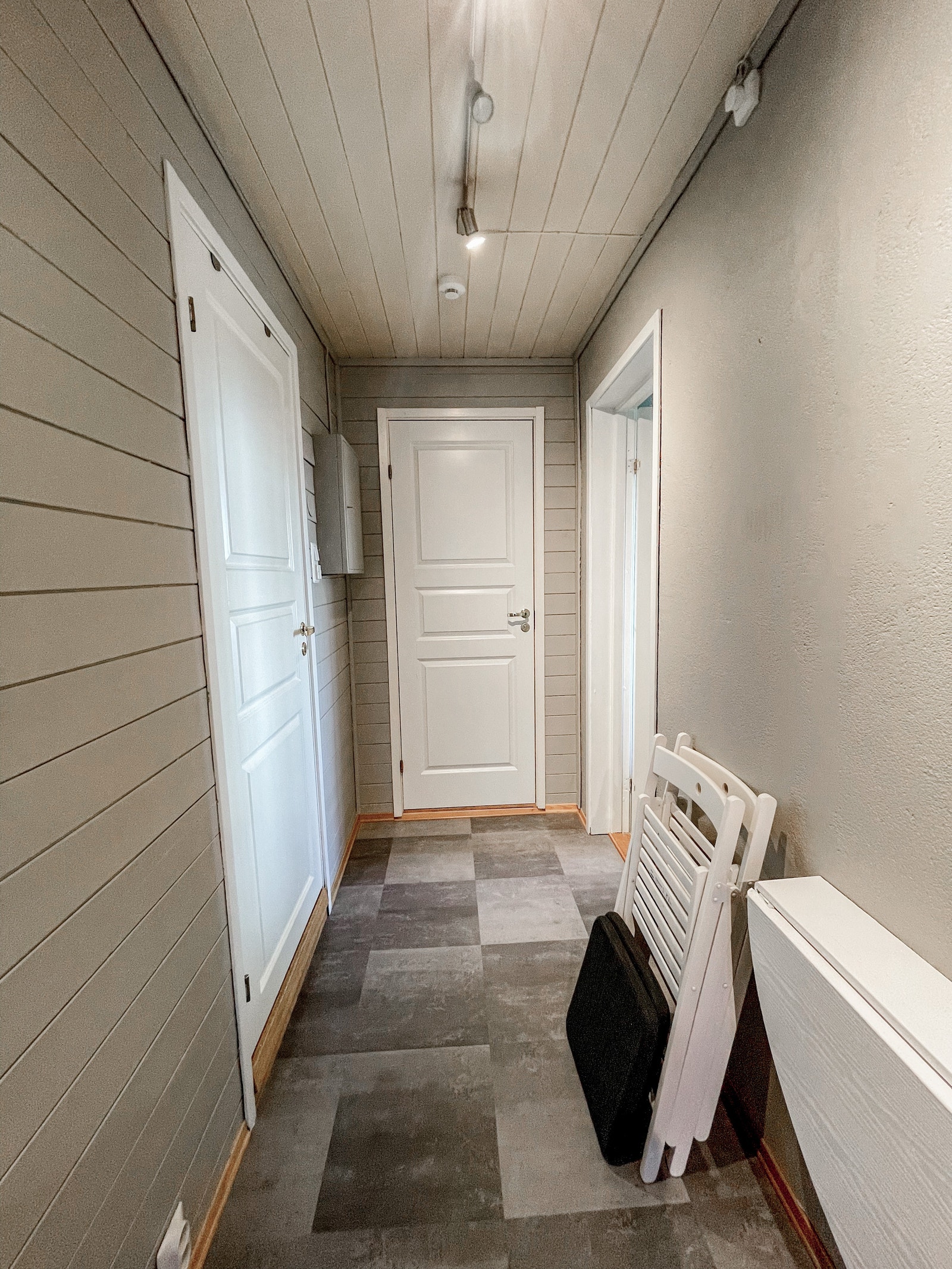 Gang med spisebord og stoler Galleribilde