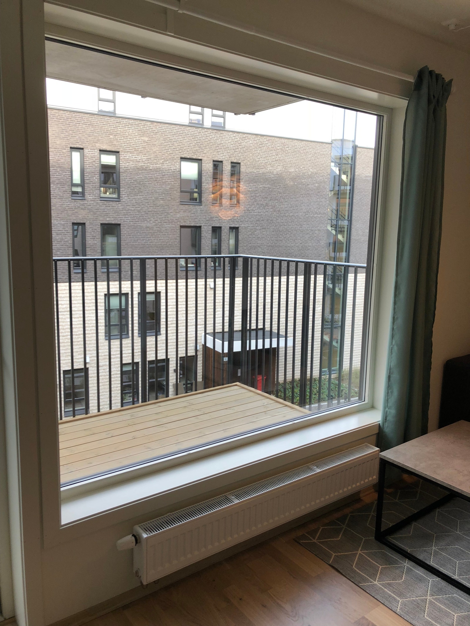 Stort vindu mot veranda / balkong Galleribilde