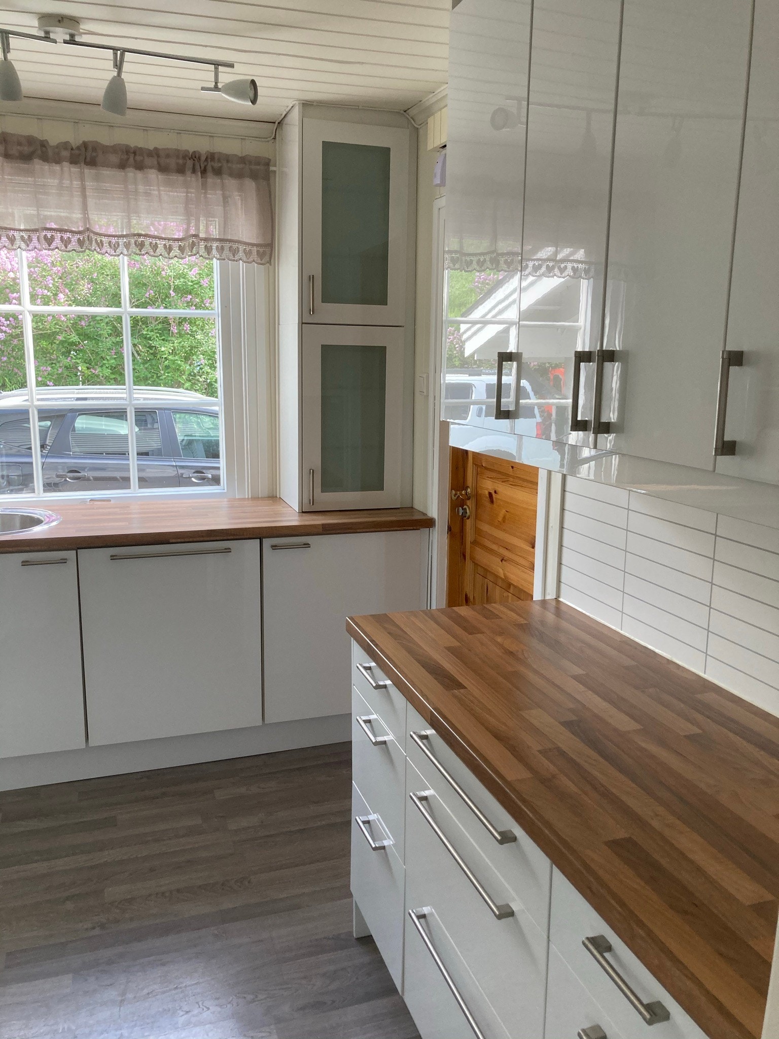 Lyst og romslig kjøkken. Integrert oppvaskemaskin. Galleribilde