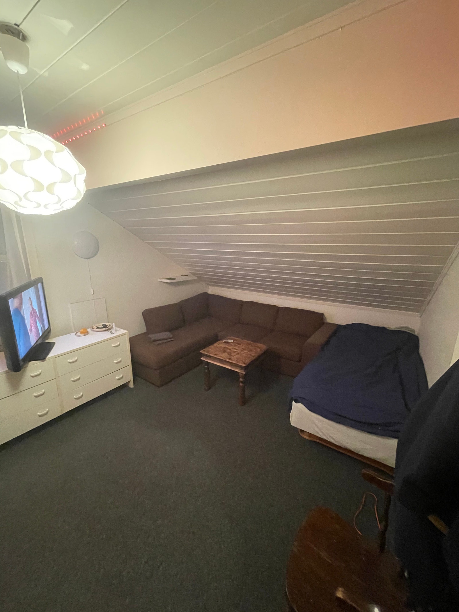 Soverom. 19-29 kvm. Vinkelen gjør at rommet og vinkelsofaen ser mye mindre ut enn det er. Sofaen her er jo en stor vinkelsofa. Ca 18 kvm. Galleribilde