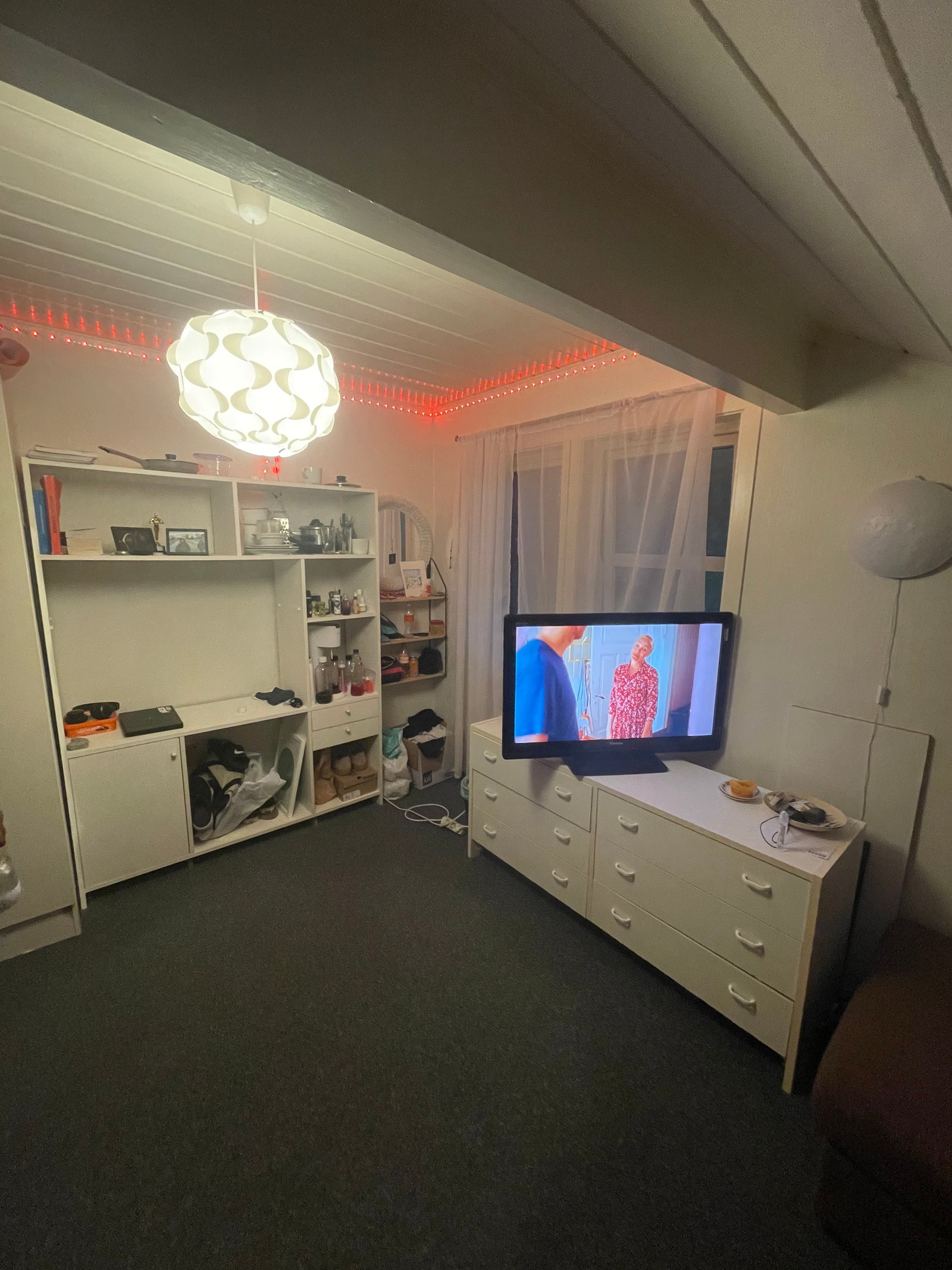 Klesskap til venstre for seksjonen. Vinkelsofaen i fortsettelsen av kommoden. Galleribilde