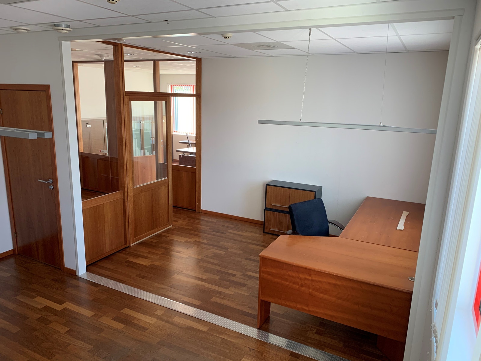 Hjørnekontor 2 med 2 arbeidsstasjoner Galleribilde