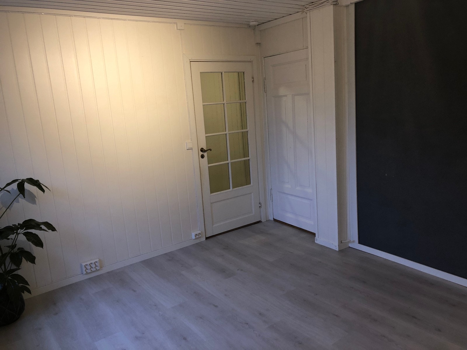 Del av stue mot entré og soverom Galleribilde