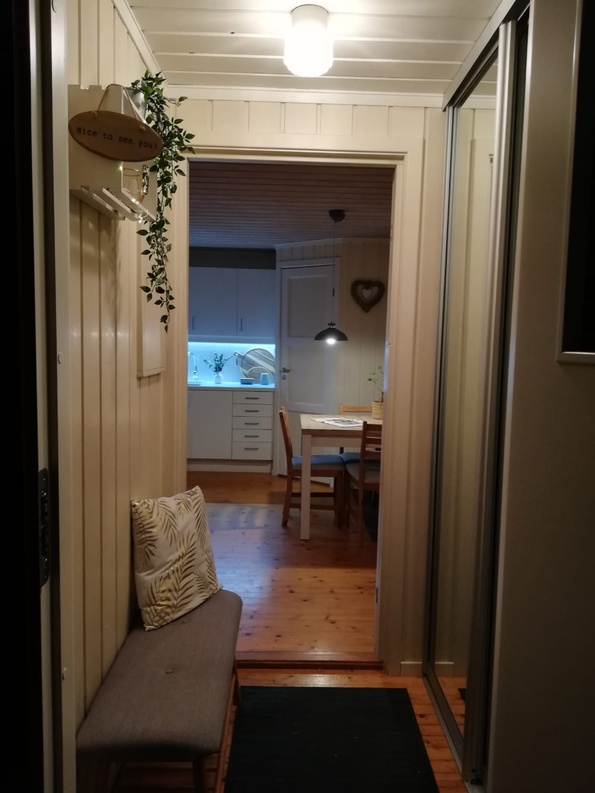 Entre med skyvedørsgarderobe Galleribilde