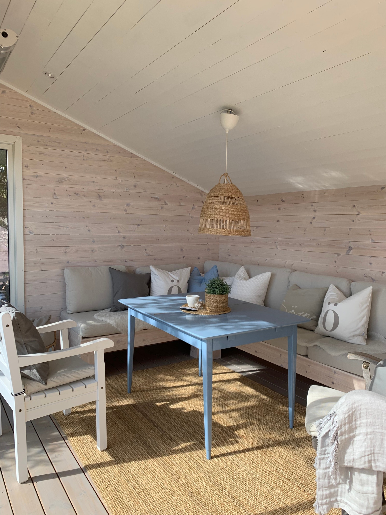 Koselig utestue med varmeovner Galleribilde