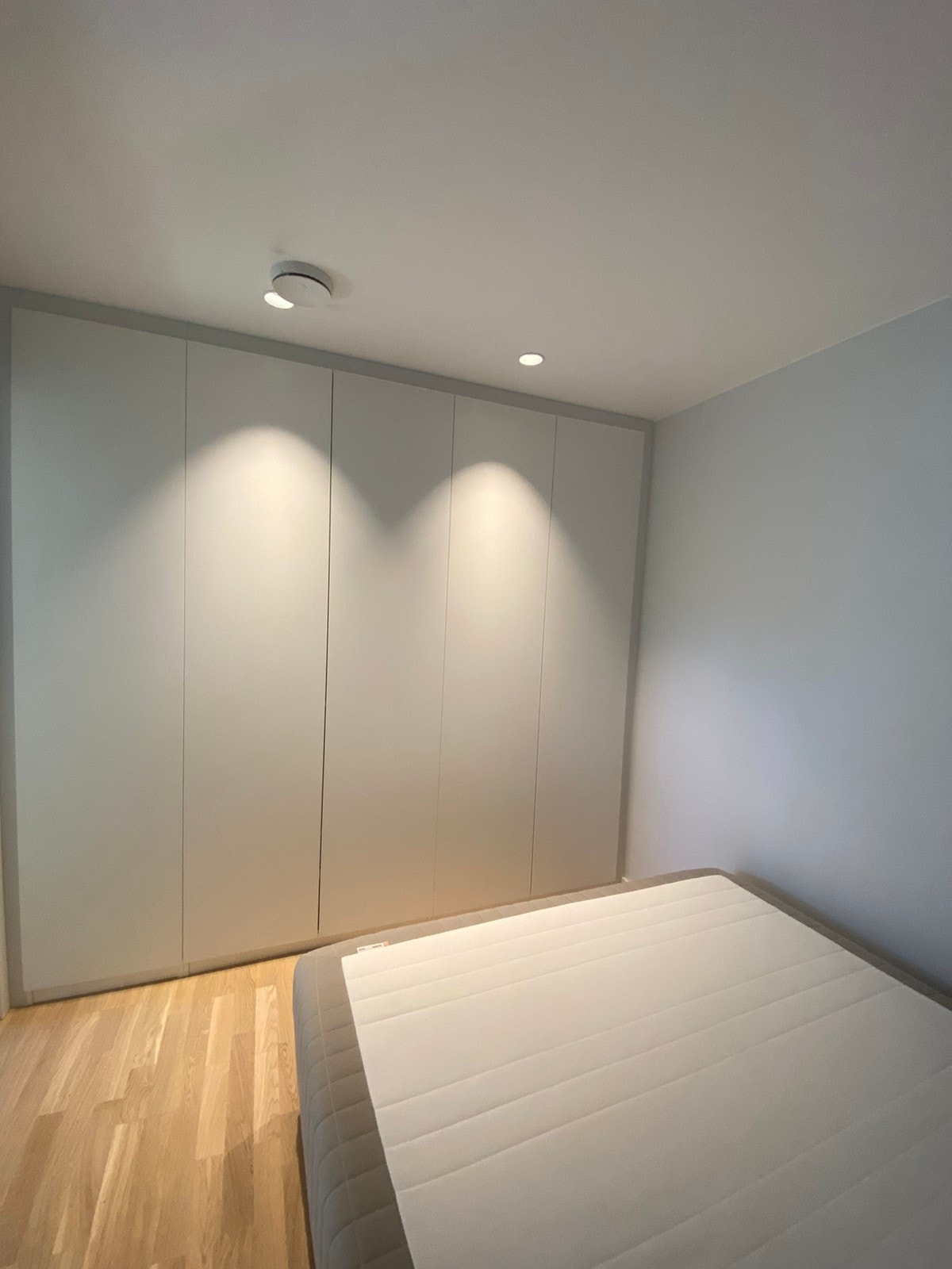 God garderobeplass i soverom Galleribilde