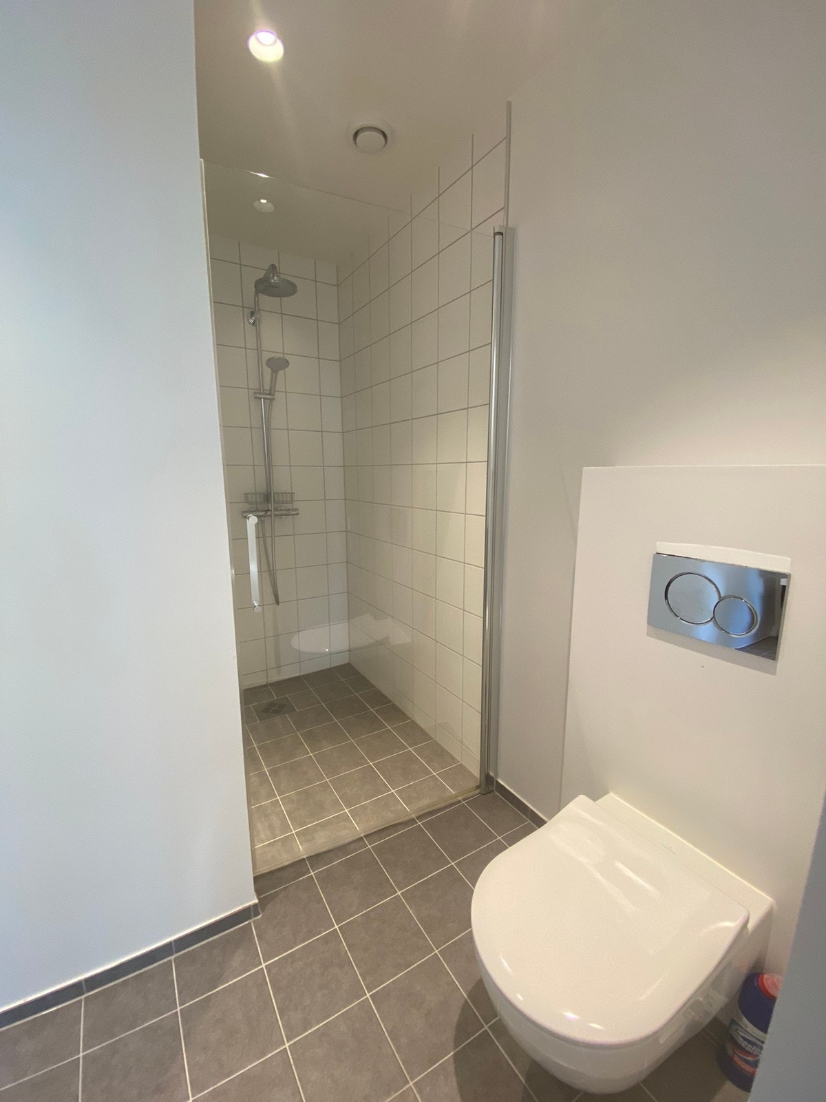 Stor og romslig dusjnisje Galleribilde