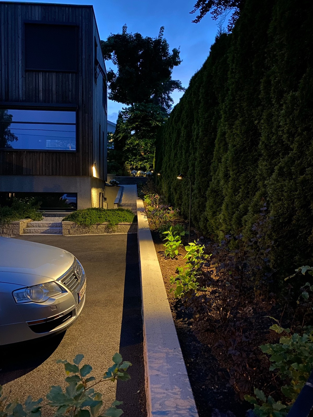 Pent beplantet og lysbelagt inngangsparti Galleribilde