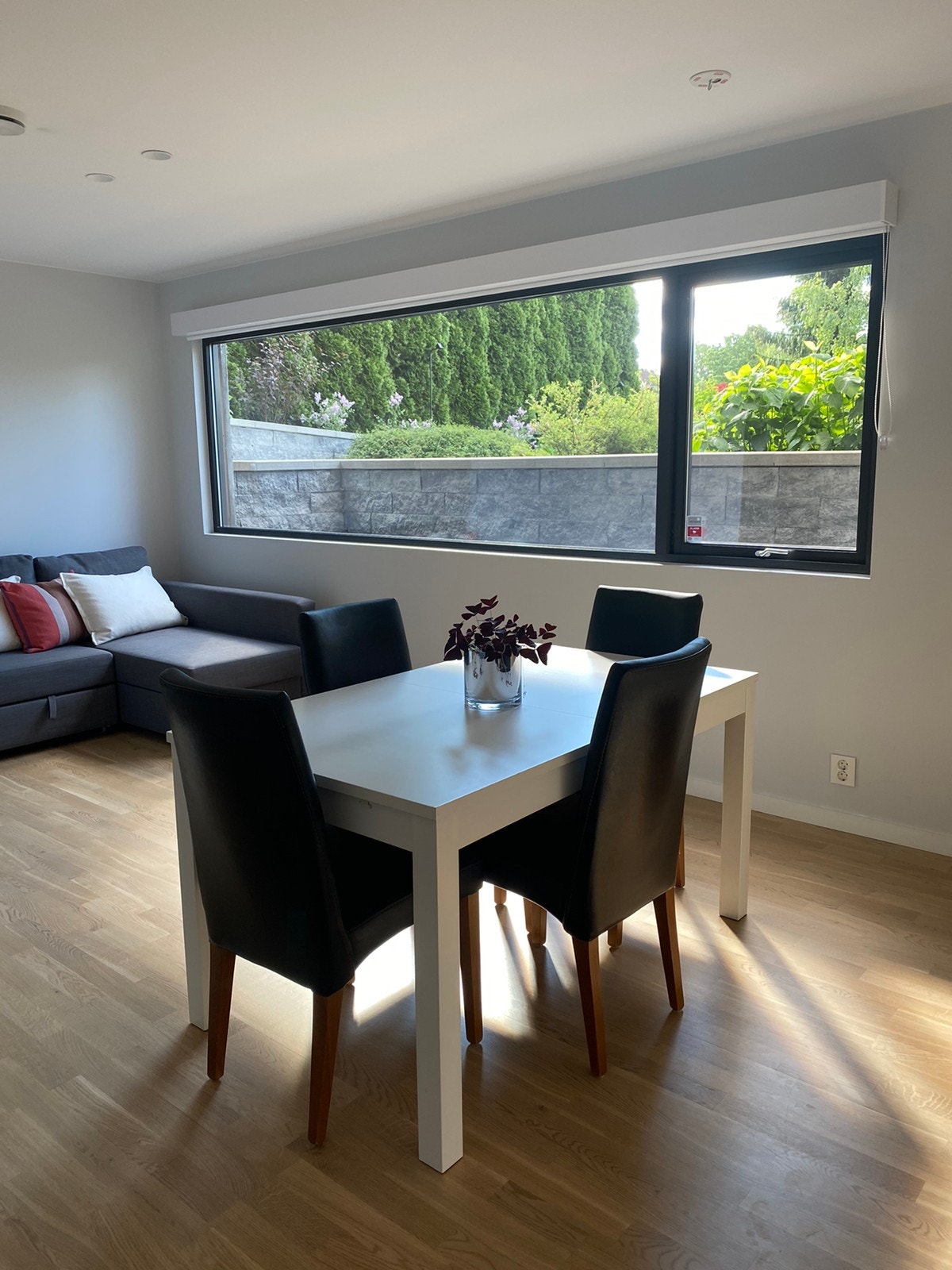 Åpen, lys og integrert spiseplass Galleribilde