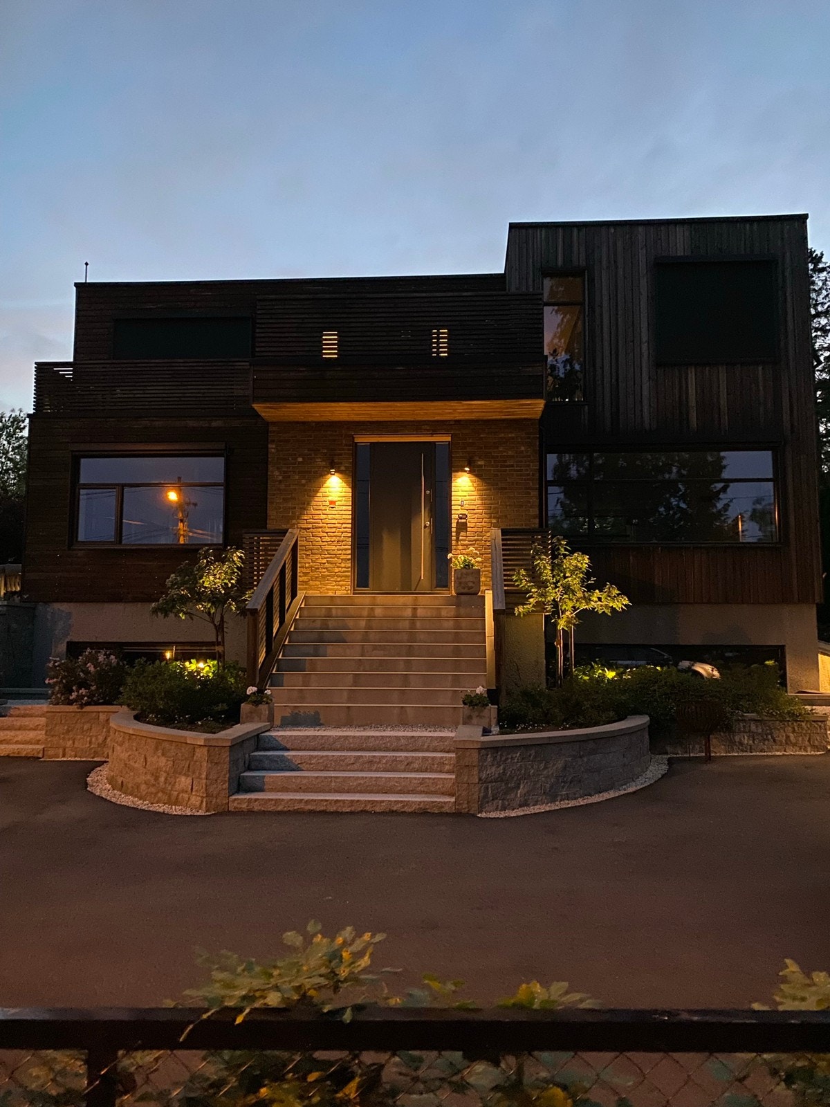 Pent opplyst eiendom om kvelden Galleribilde
