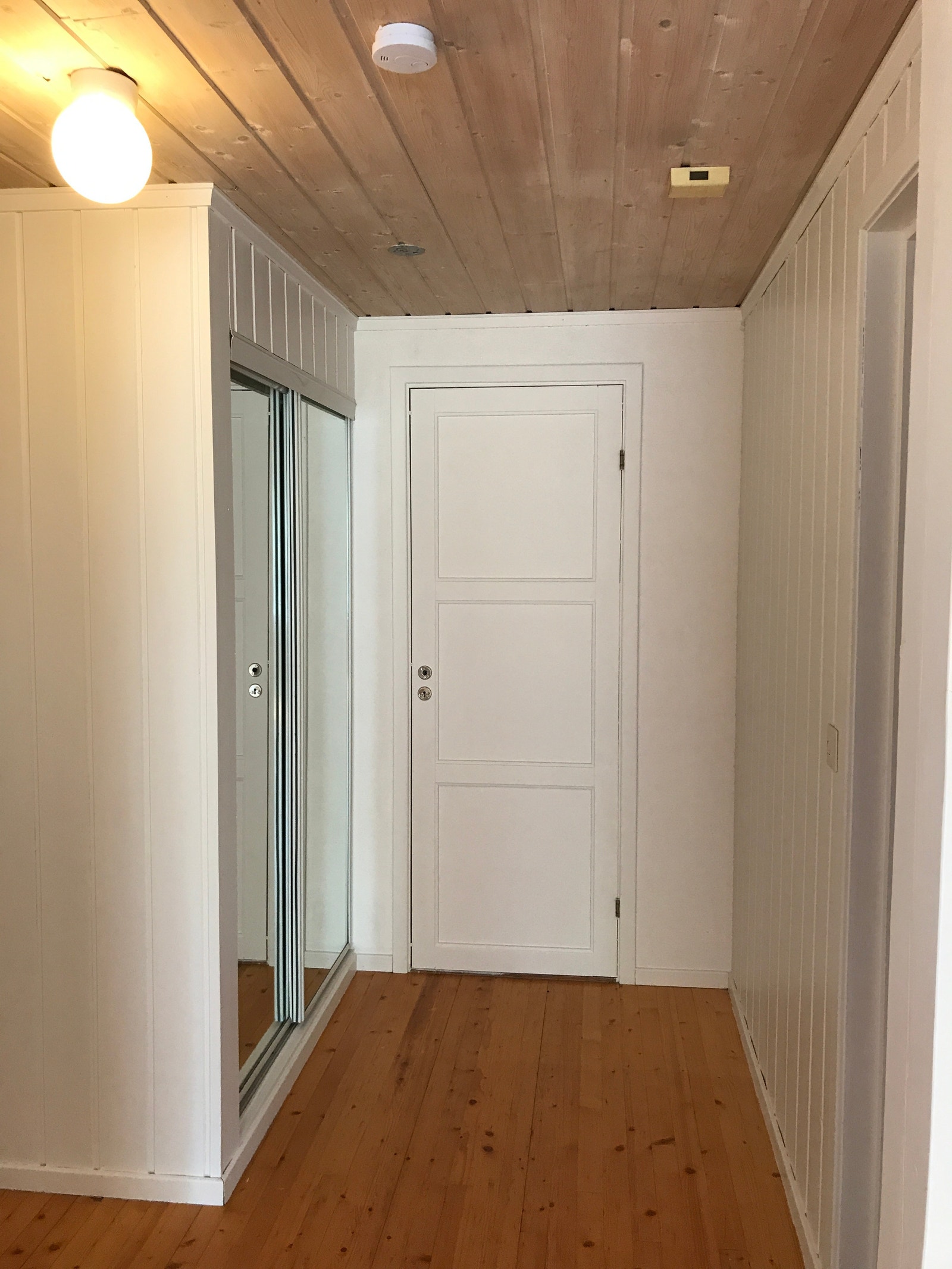 Gang med skyvedørsgarderobe Galleribilde