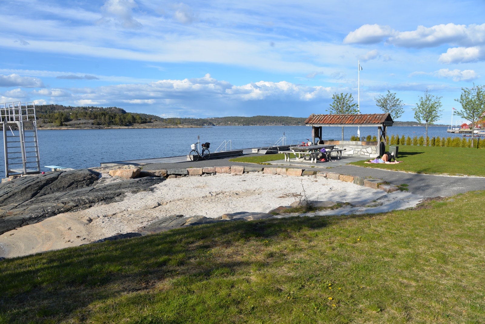 Stor offentlig badeplass med lekeområder 5 min gange Galleribilde