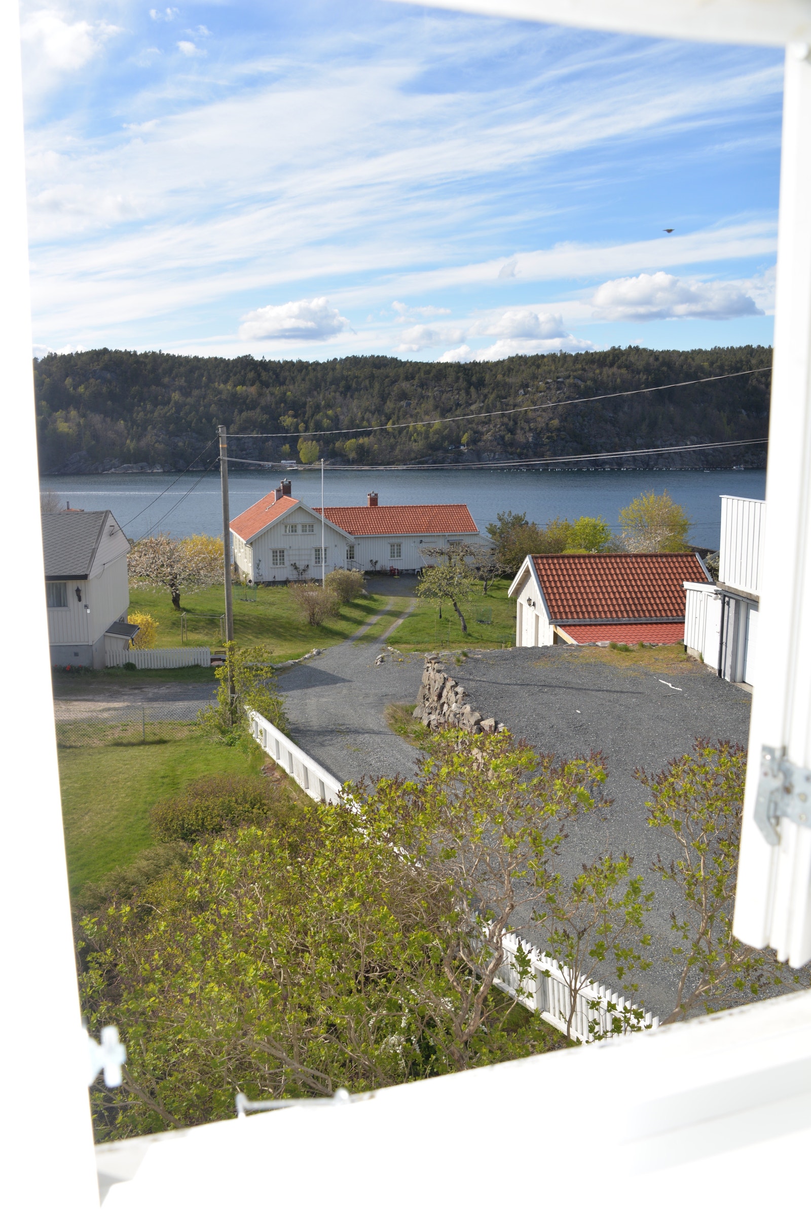 Kort vei til sjøen (Kranfjorden) og badeplass Galleribilde