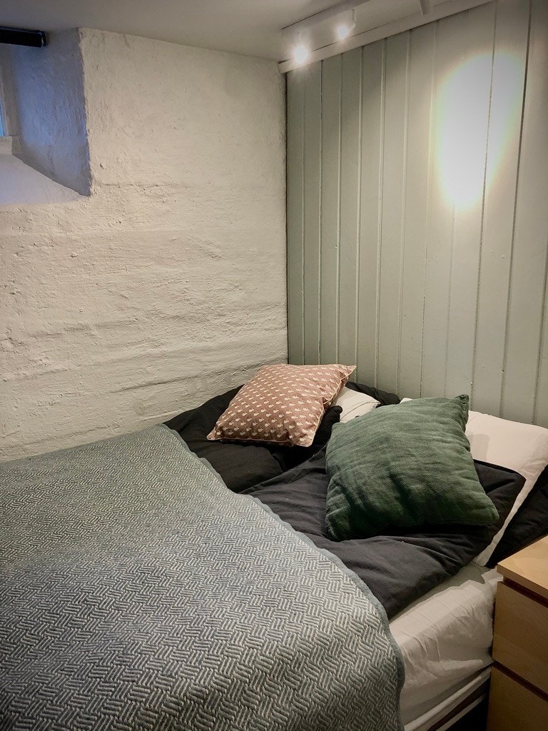 Lite soverom med dobbeltseng Galleribilde