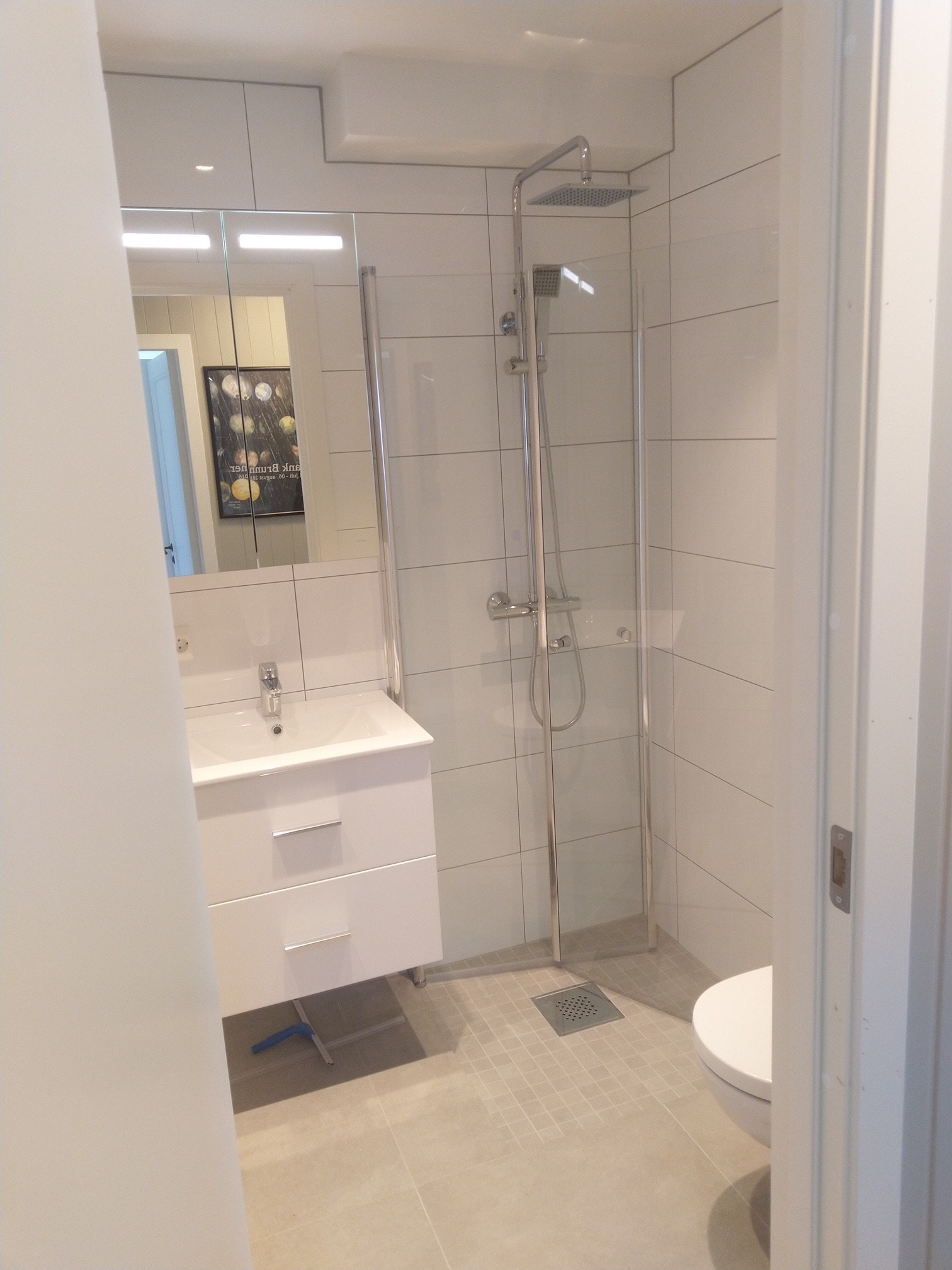 Det er vaskemaskin og tørketrommel på badet Galleribilde