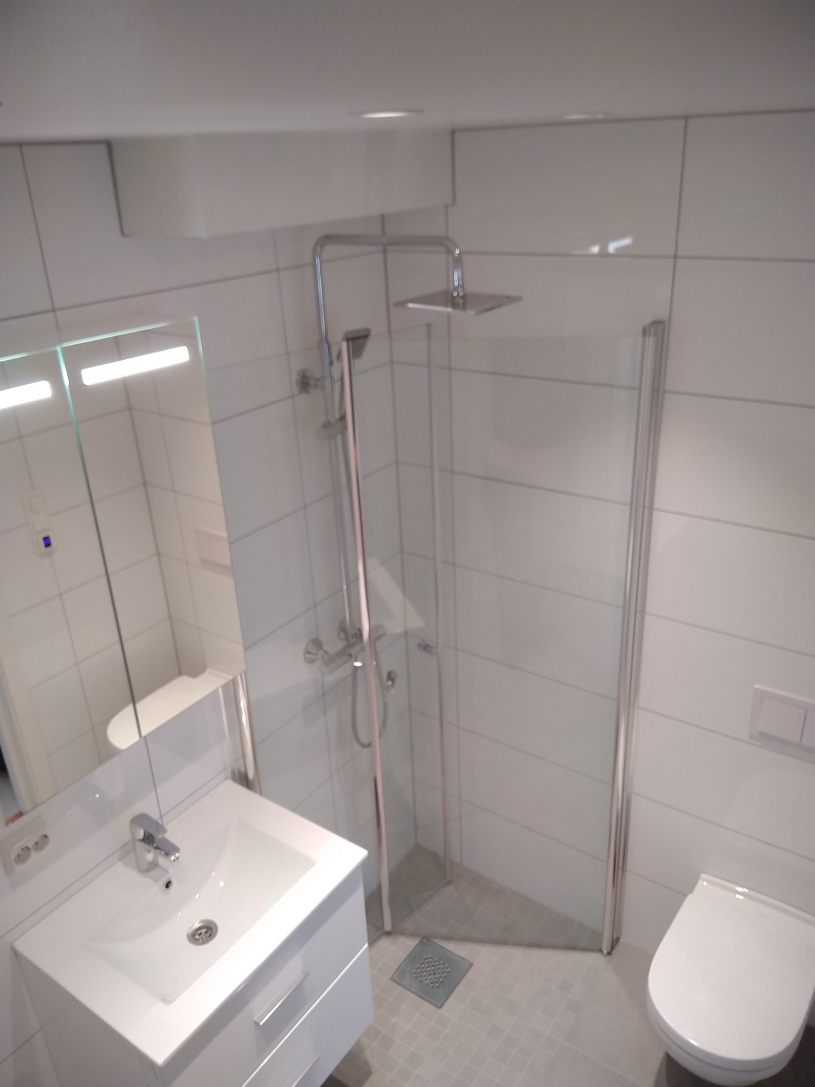 Det er vaskemaskin og tørketrommel på badet Galleribilde