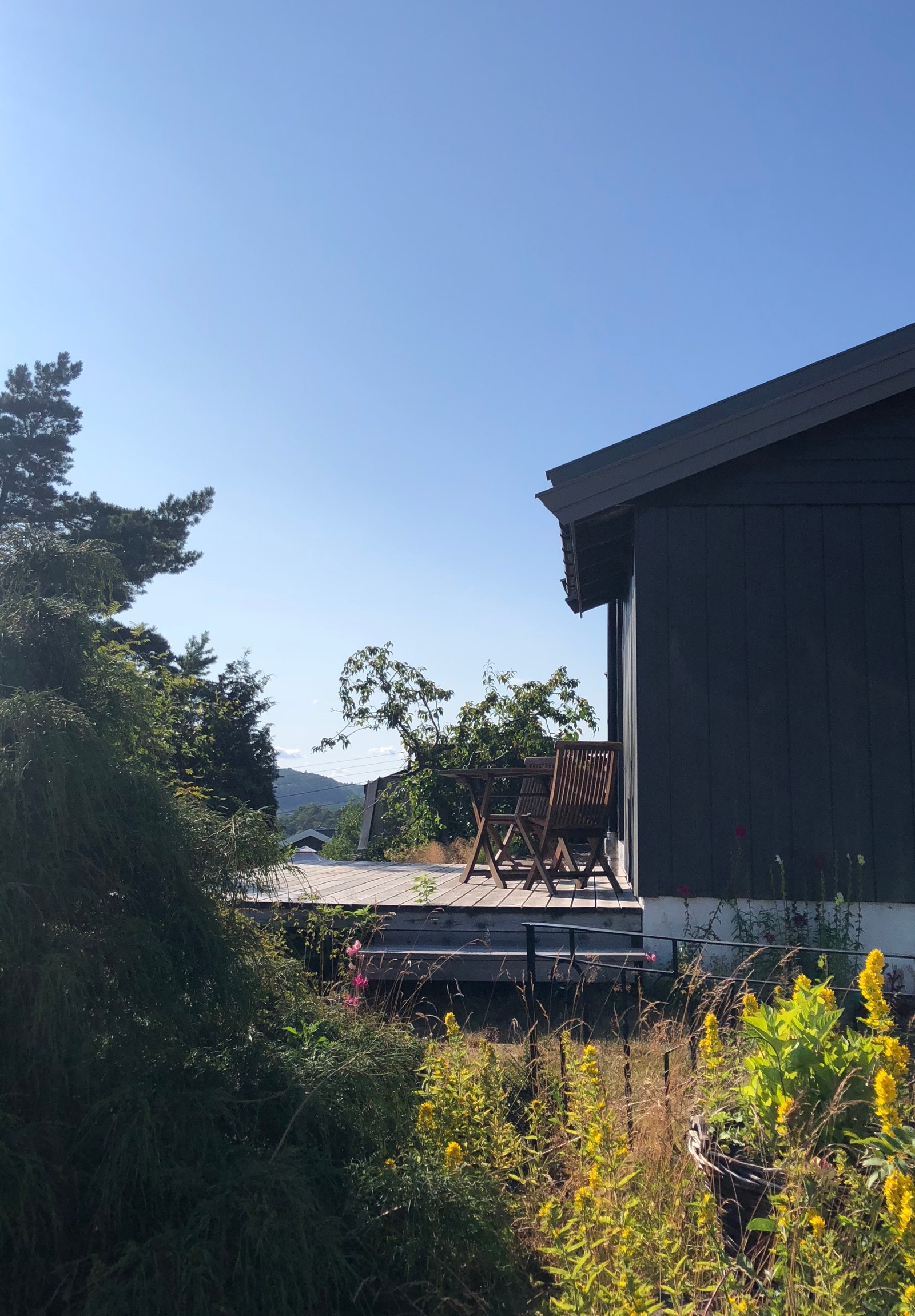 Egen sørvendt terrasse med bord og stoler. Galleribilde