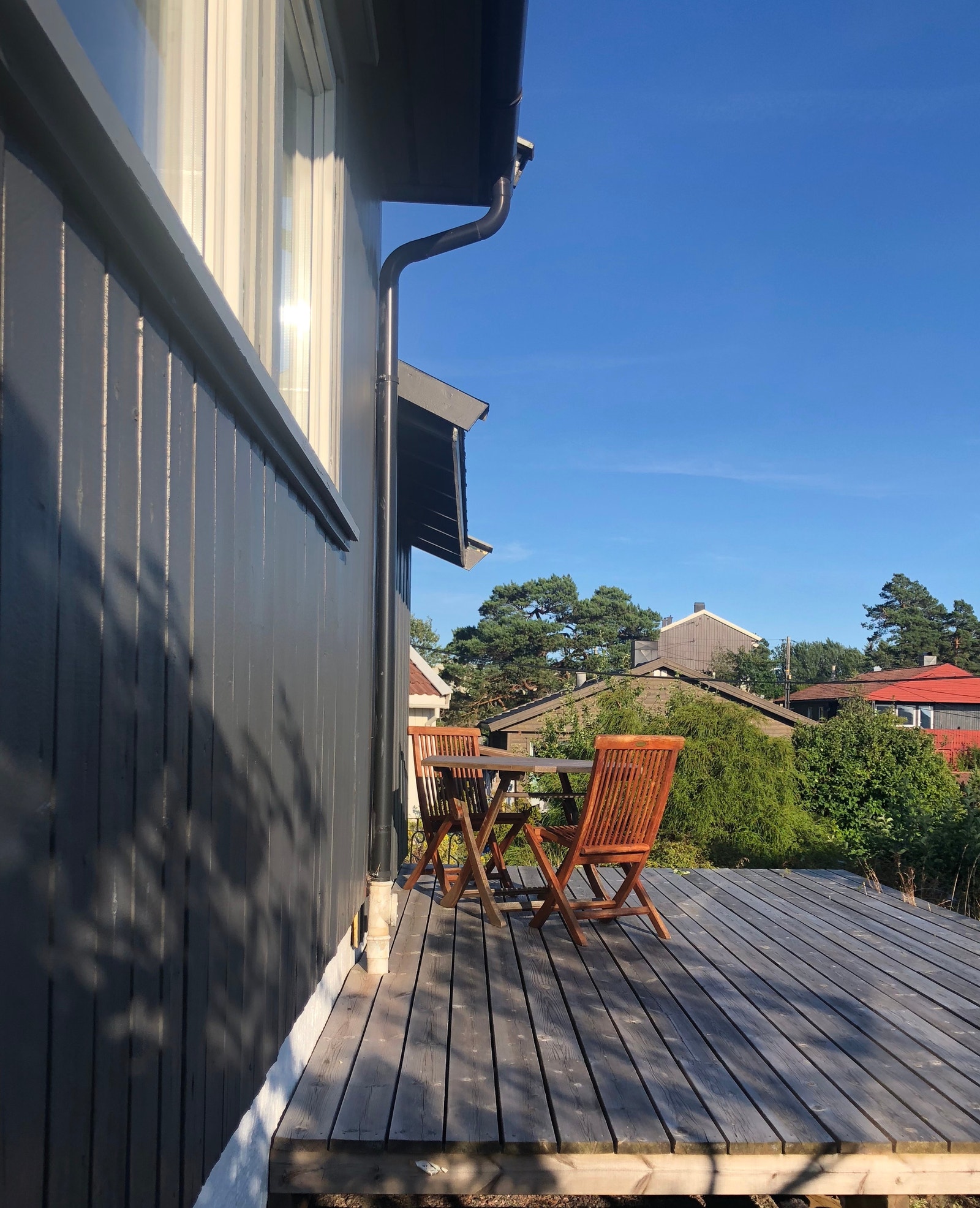 Egen sørvendt terrasse med bord og stoler. Galleribilde