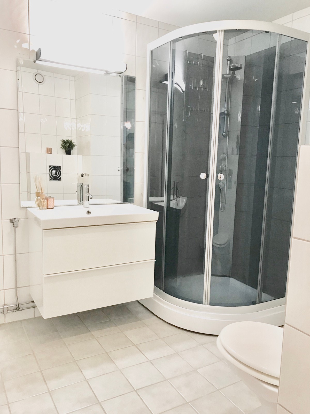 Moderne og lyst bad med varmekabler og stor dusj. Det er godt med oppbevaringsplass på badet til det du skulle trenge av håndklær og toalettartikler. Galleribilde