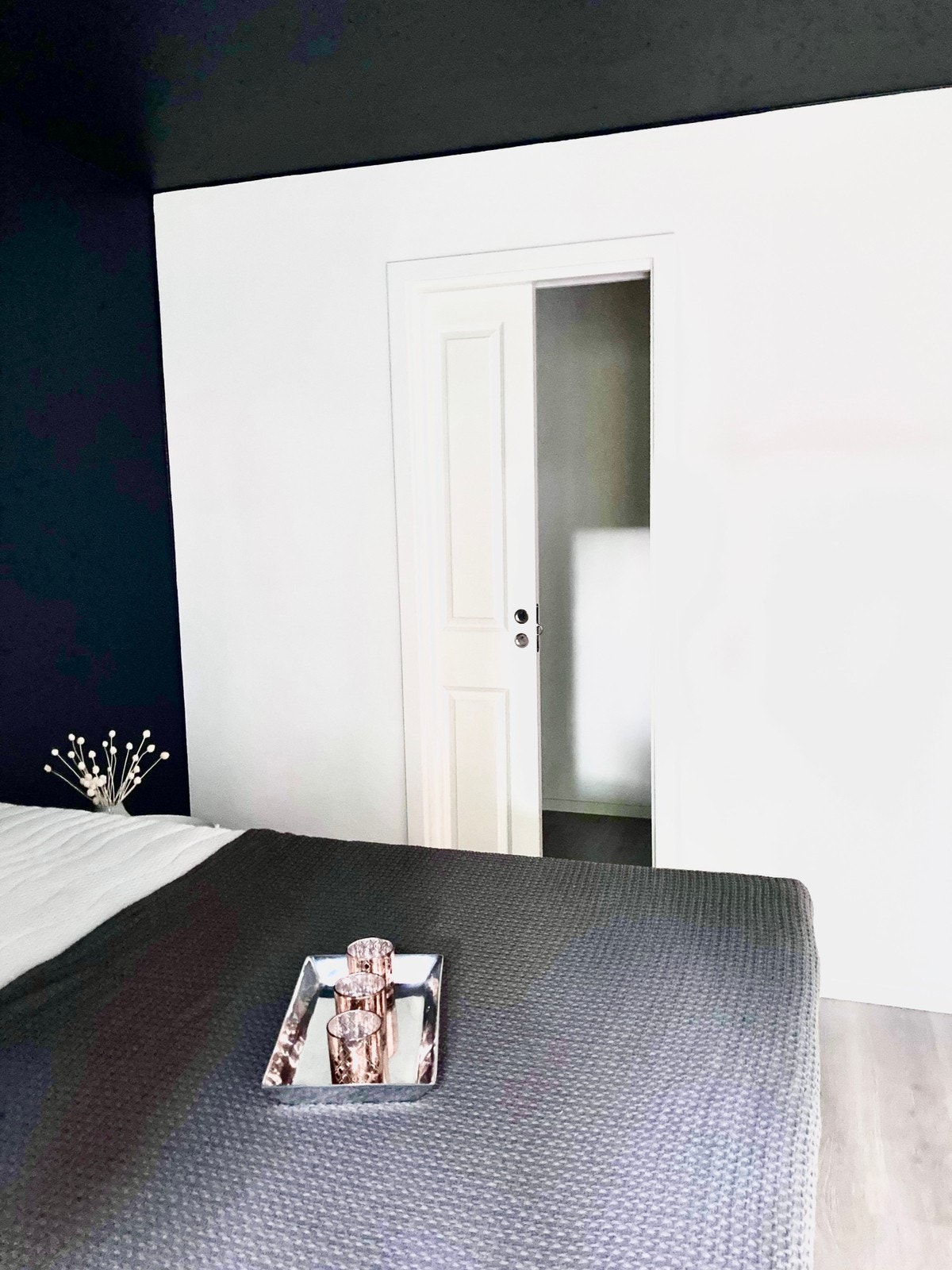 Soverommet er stort med god plass til en skikkelig dobbeltseng. Det er god oppbevaringsplass i skyvedørsgarderoben og god mulighet for walk-in-closet i tilhørende bod. Galleribilde